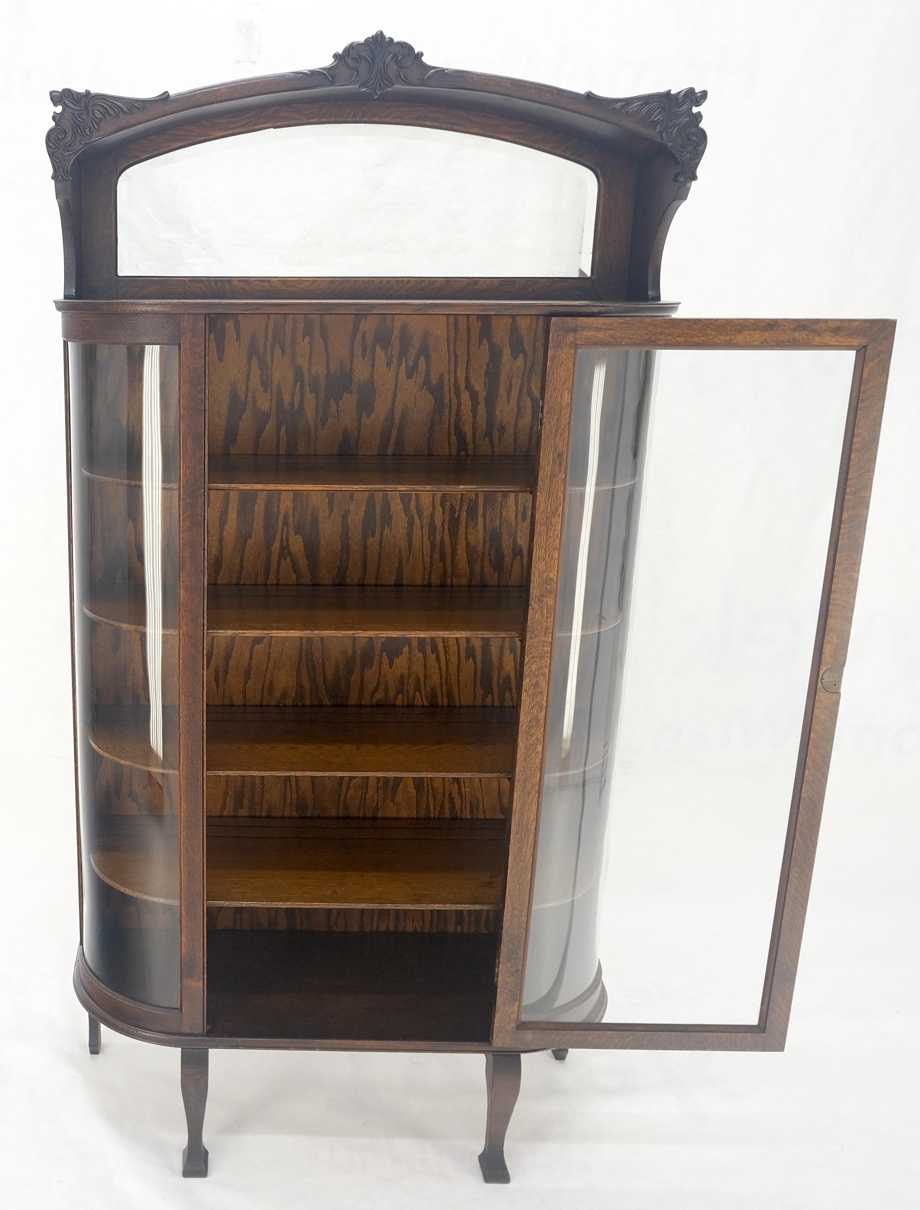 Mobile vetrina Curio in Oak intagliato e specchiato (a) Gallery Top curvo in vetro in vendita 1