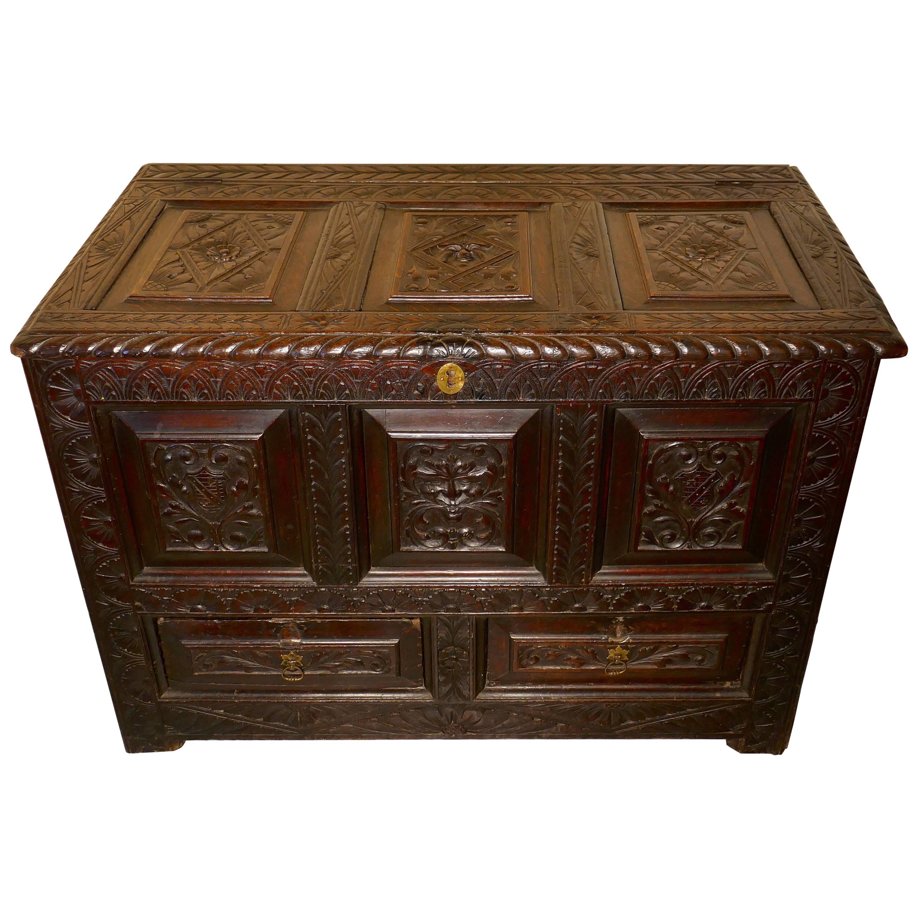 Geschnitzte Pantolettentruhe aus Eiche, grüner Eichenholz-Koffer