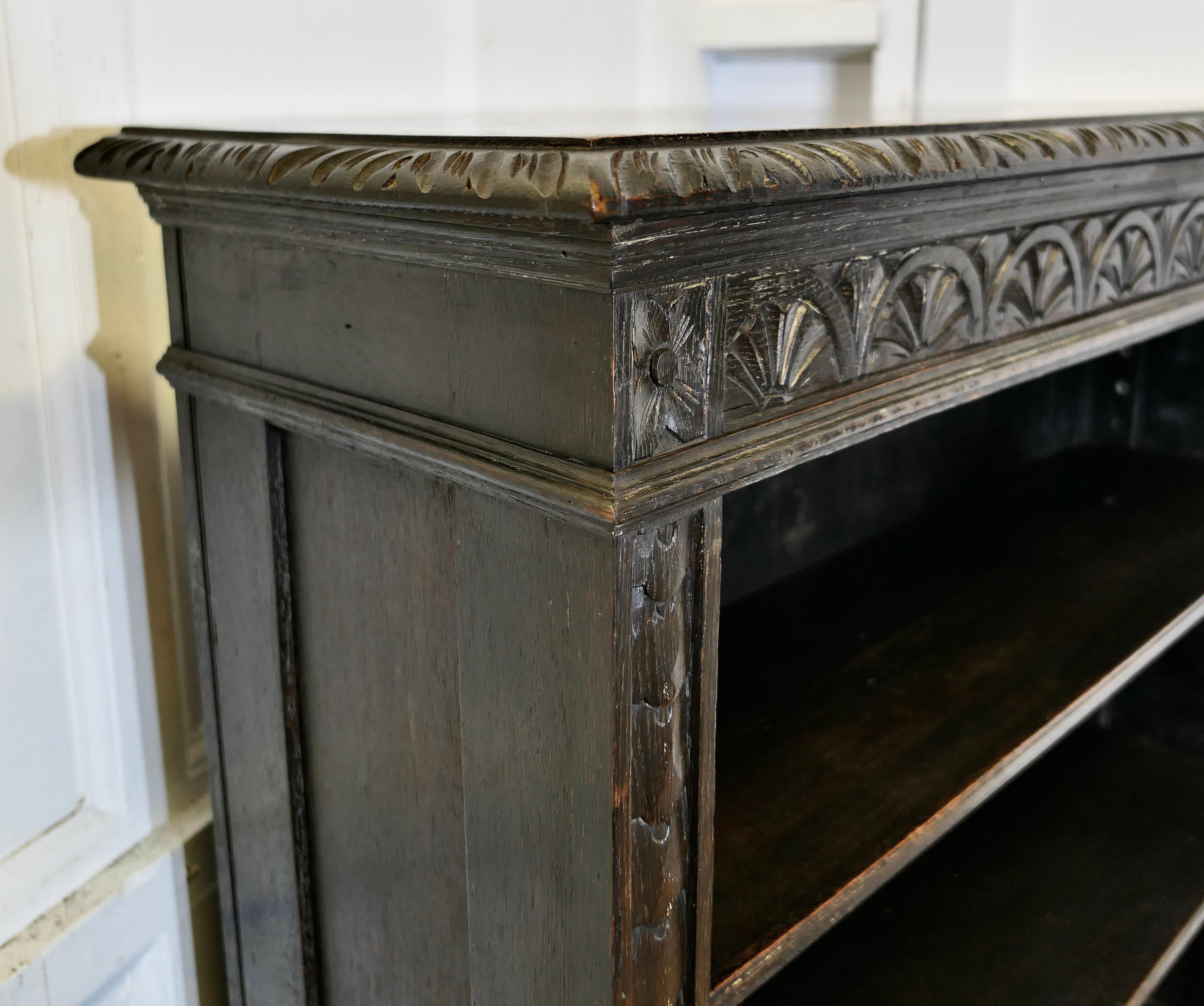 Fin du XIXe siècle Bibliothèque ouverte en Oak Oak sculpté.  La bibliothèque est de bonne qualité, avec une sculpture attrayante en vente