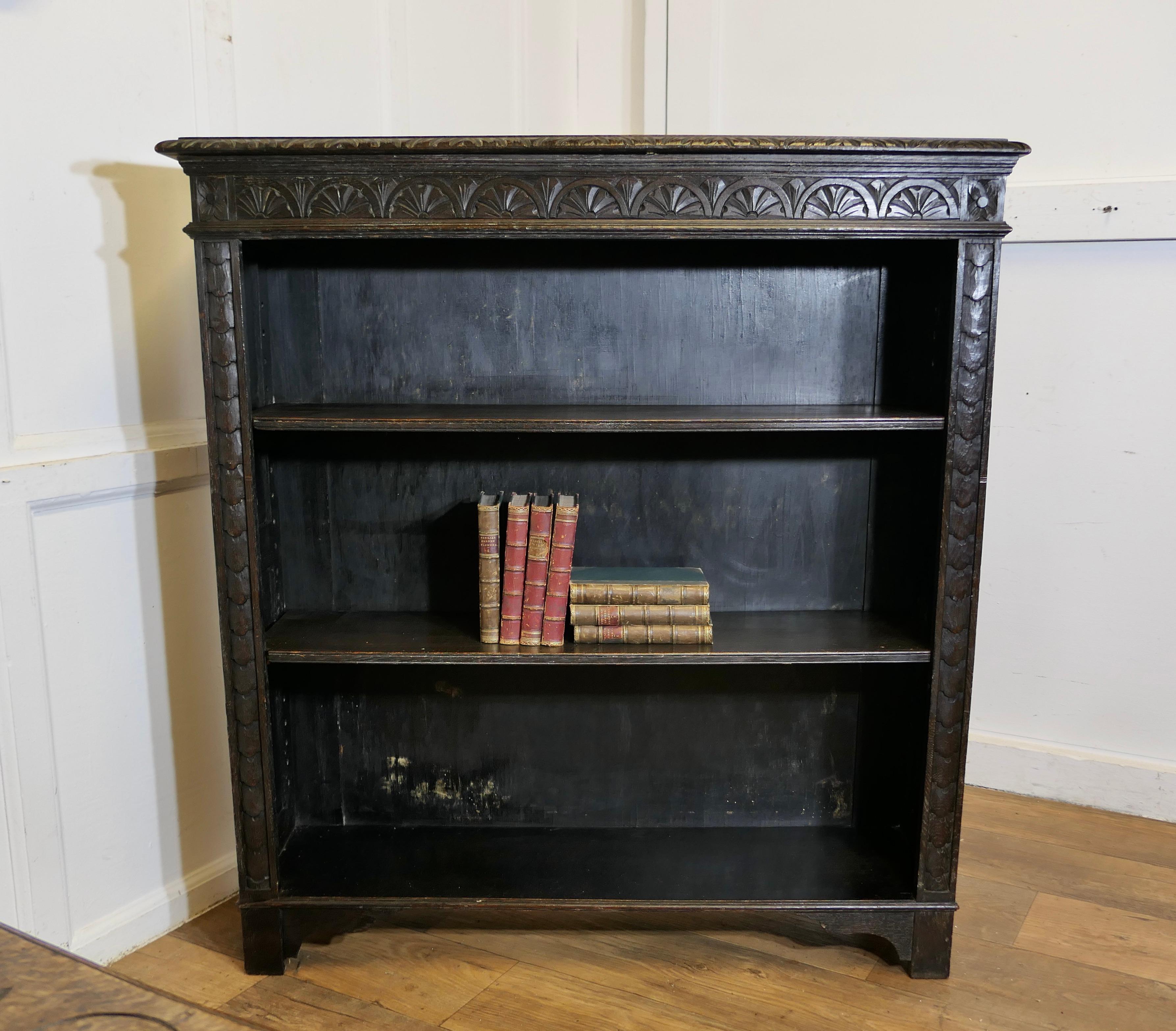 Bibliothèque ouverte en Oak Oak sculpté.  La bibliothèque est de bonne qualité, avec une sculpture attrayante en vente 2