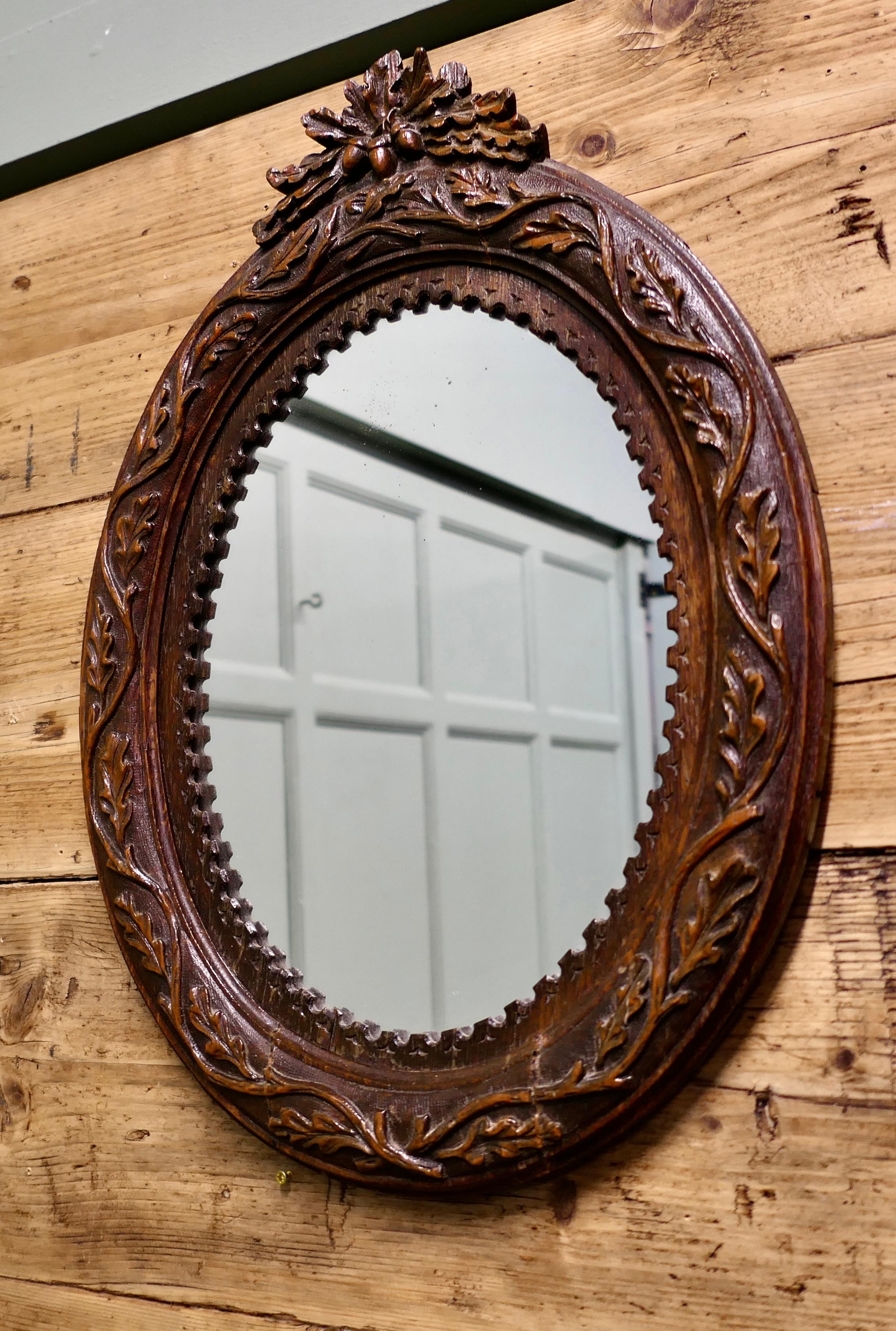 Miroir mural ovale en chêne sculpté

Une belle pièce, le cadre large a une belle bordure sculptée décorée de feuilles de chêne et de glands dans la partie supérieure.
Le miroir est en bon état, le cadre est très attrayant avec très peu d'usure liée