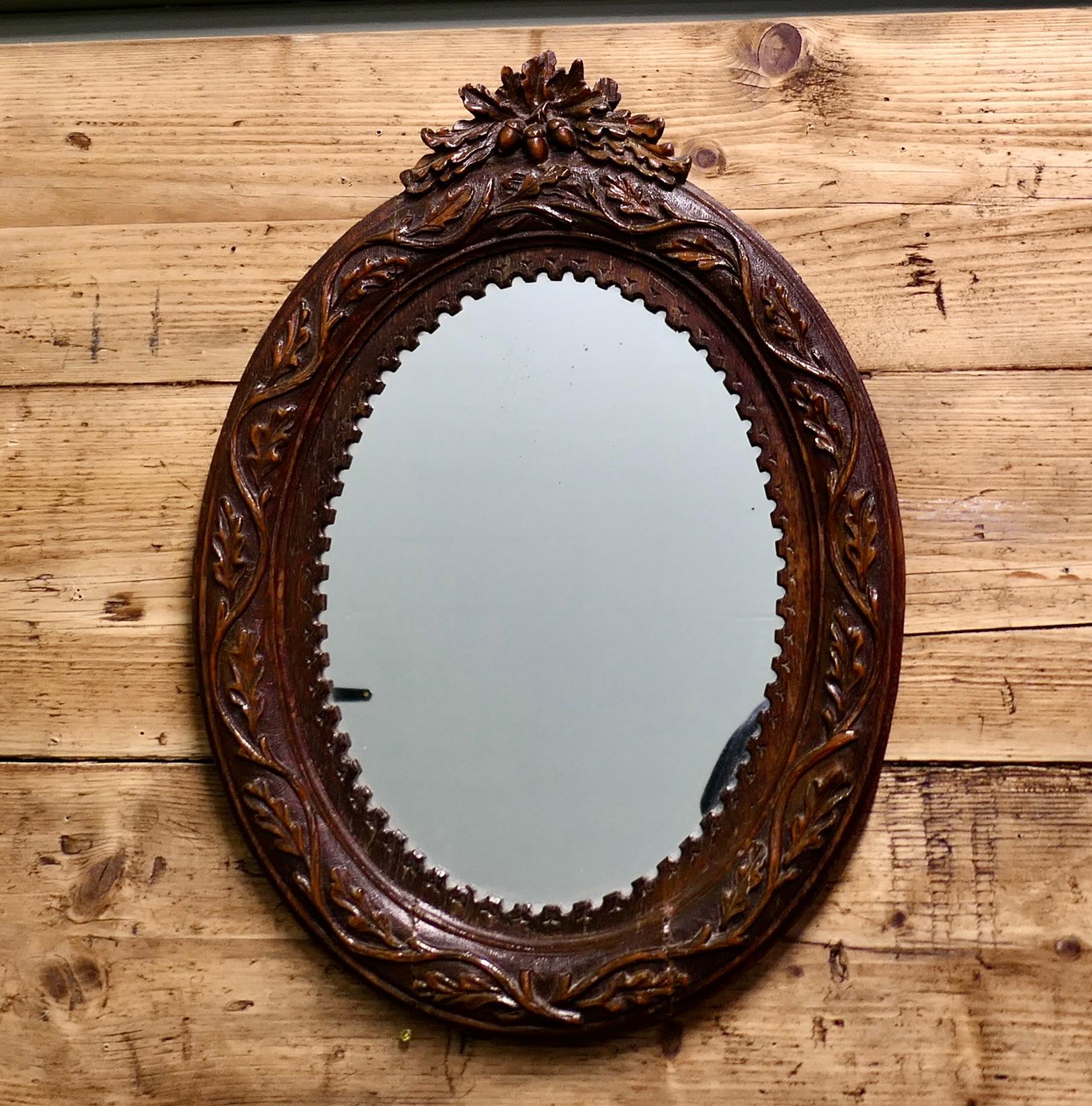 Forêt-Noire Miroir mural ovale en chêne sculpté  Une belle pièce en vente