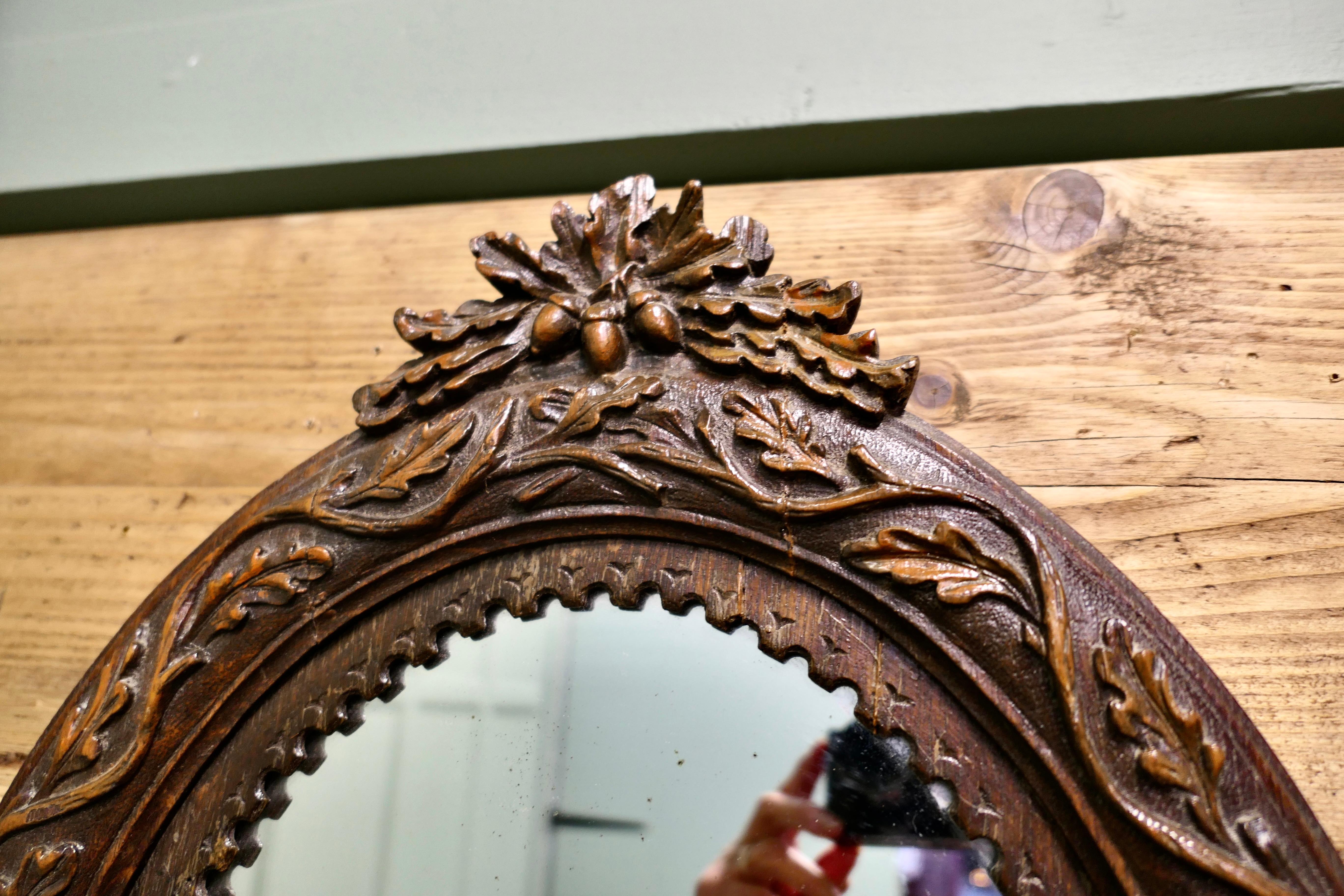 Miroir mural ovale en chêne sculpté  Une belle pièce Bon état - En vente à Godshill, Isle of Wight