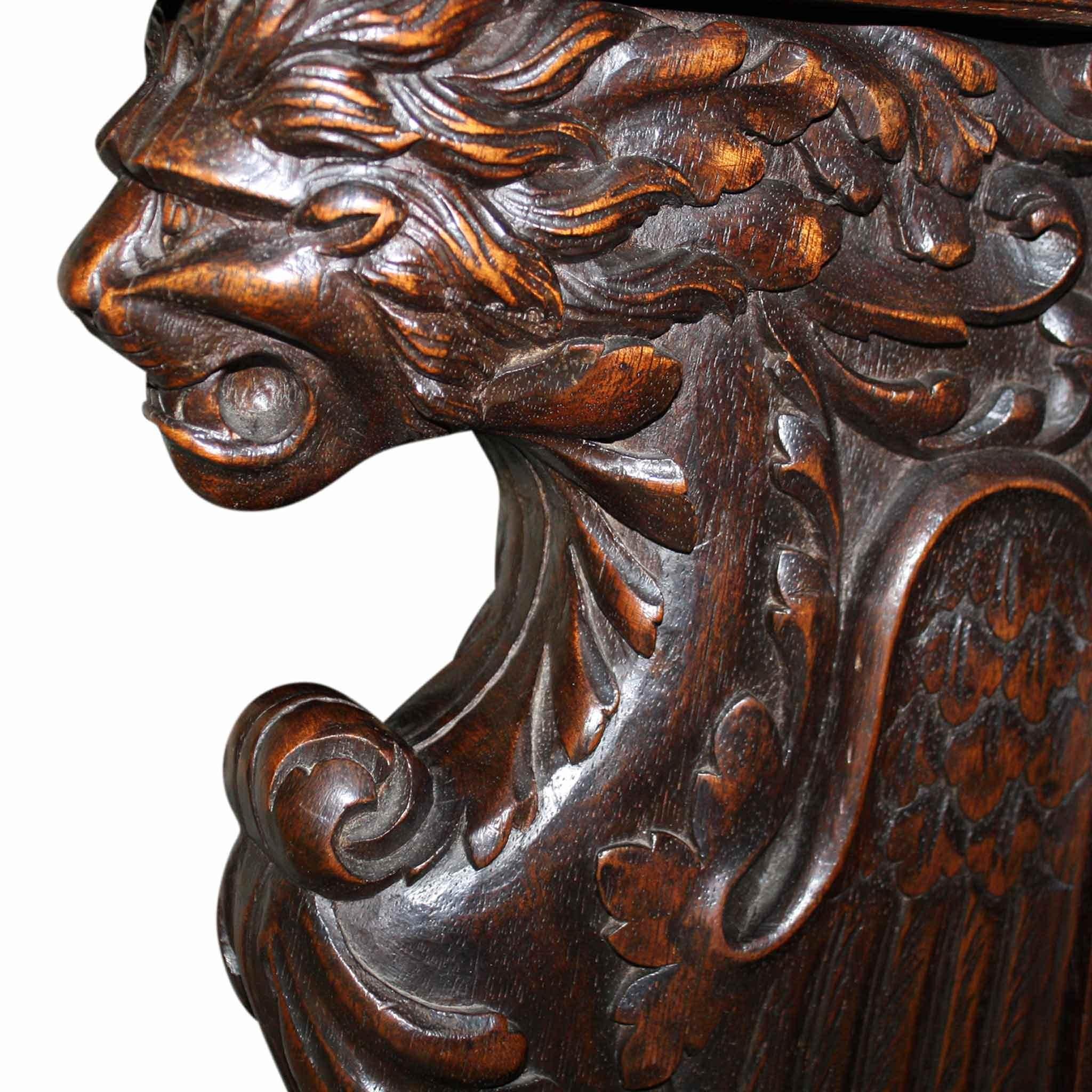 Sculpté Table de salle à manger à tréteaux Renaissance en chêne sculpté en vente