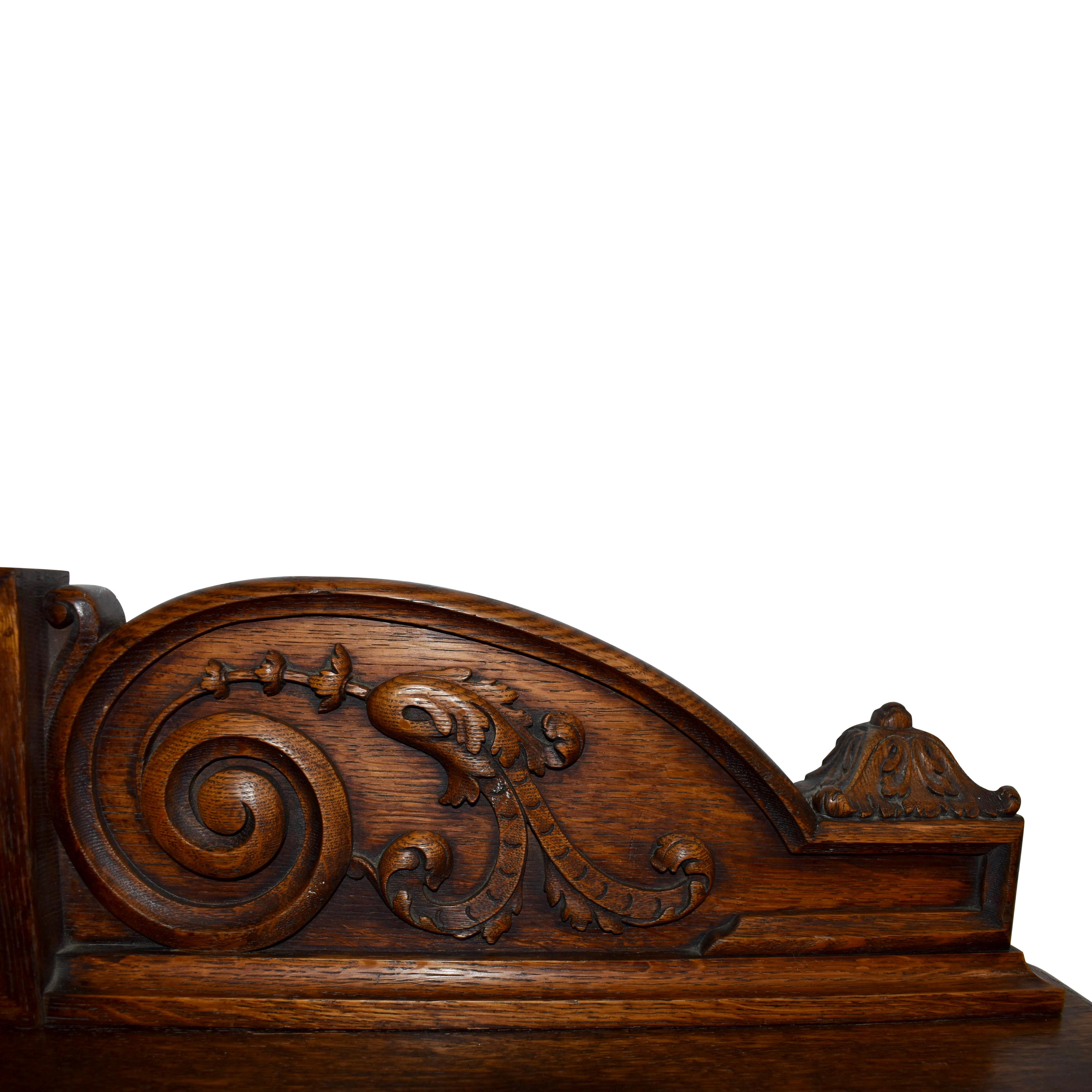 Buffet de service en chêne sculpté avec panneau décoratif en cuivre Putti Bon état - En vente à Evergreen, CO