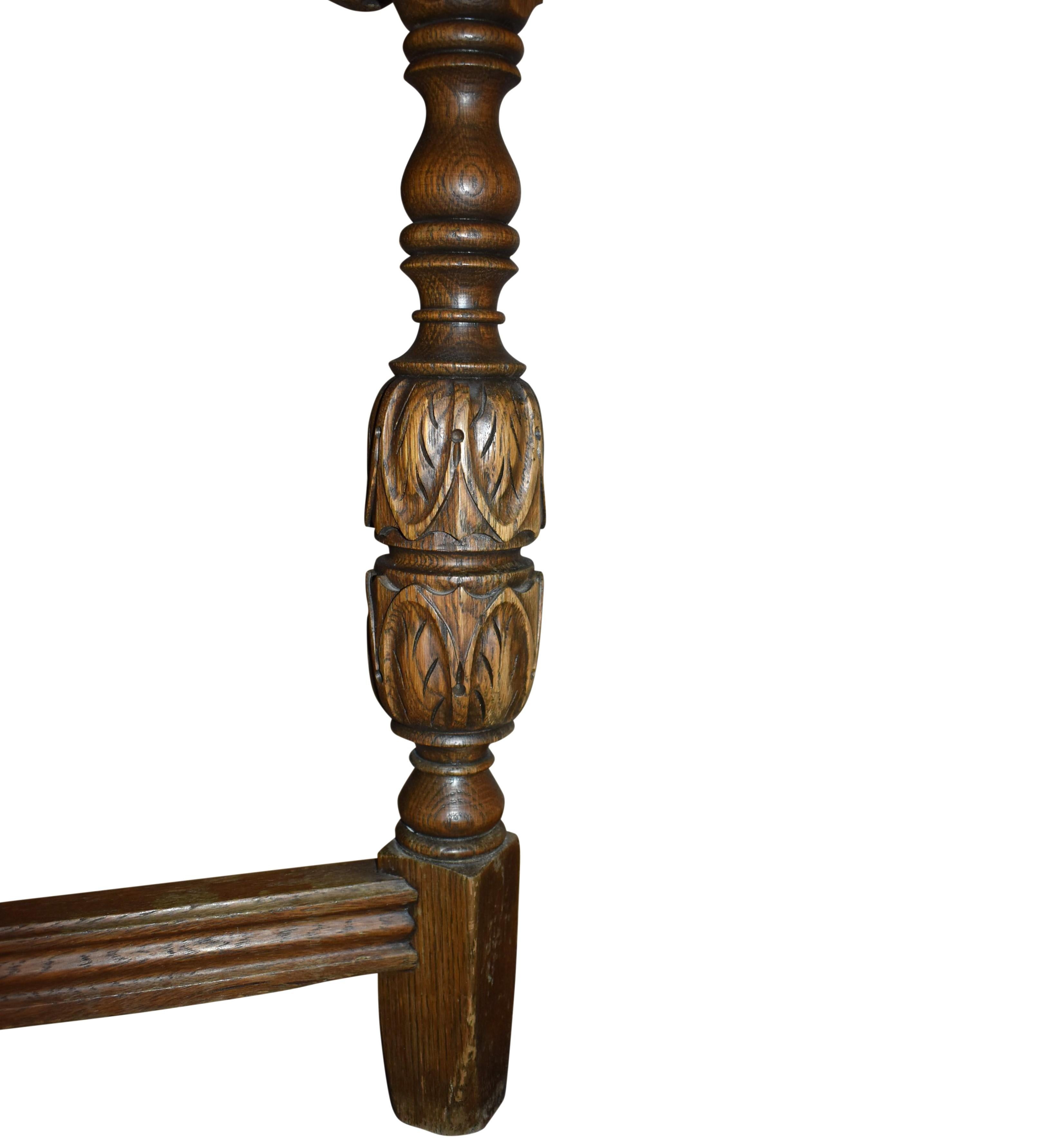 Set da pranzo di sette pezzi in Oak intagliato, di Rockford Chair & Funiture Company in vendita 5