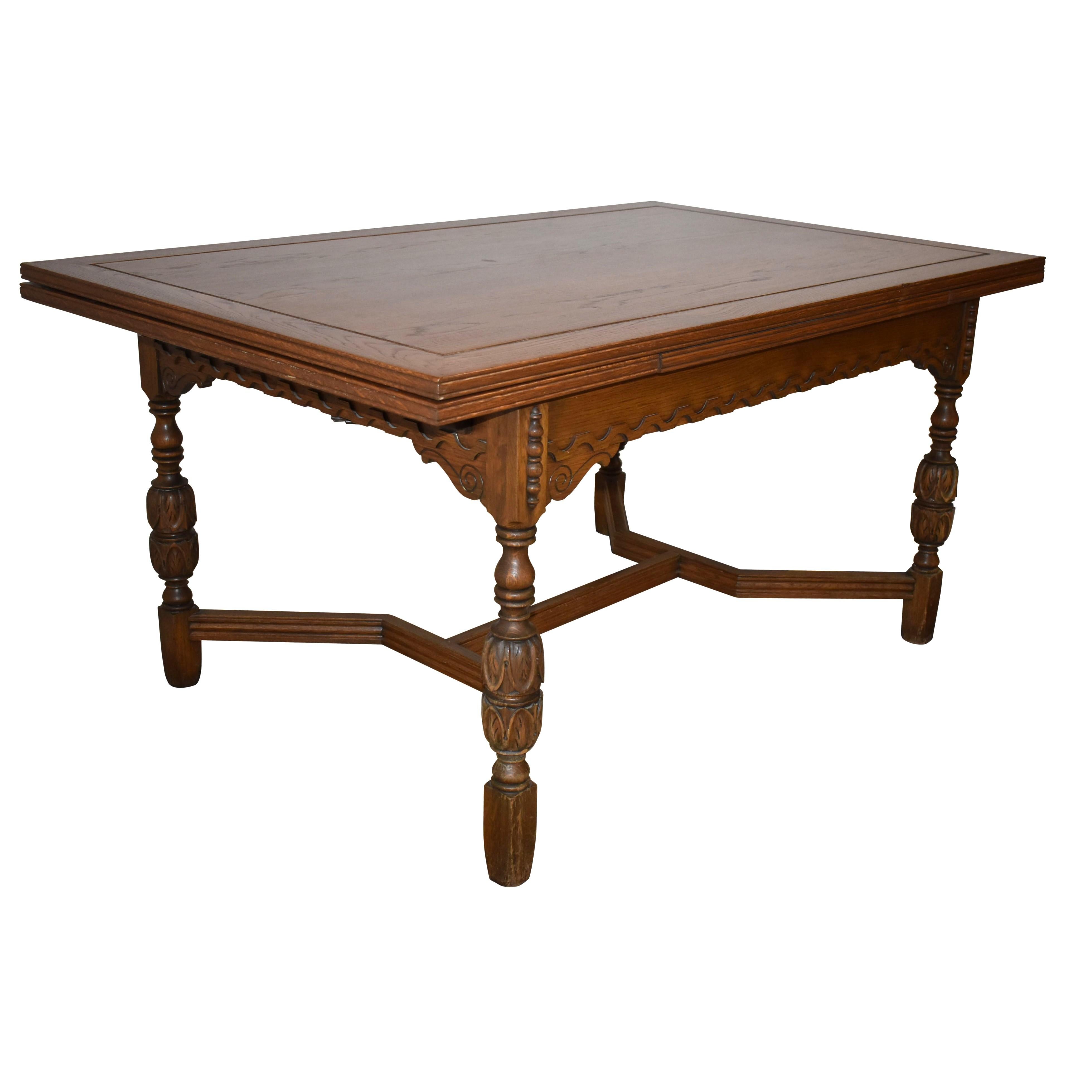 Americano Set da pranzo di sette pezzi in Oak intagliato, di Rockford Chair & Funiture Company in vendita
