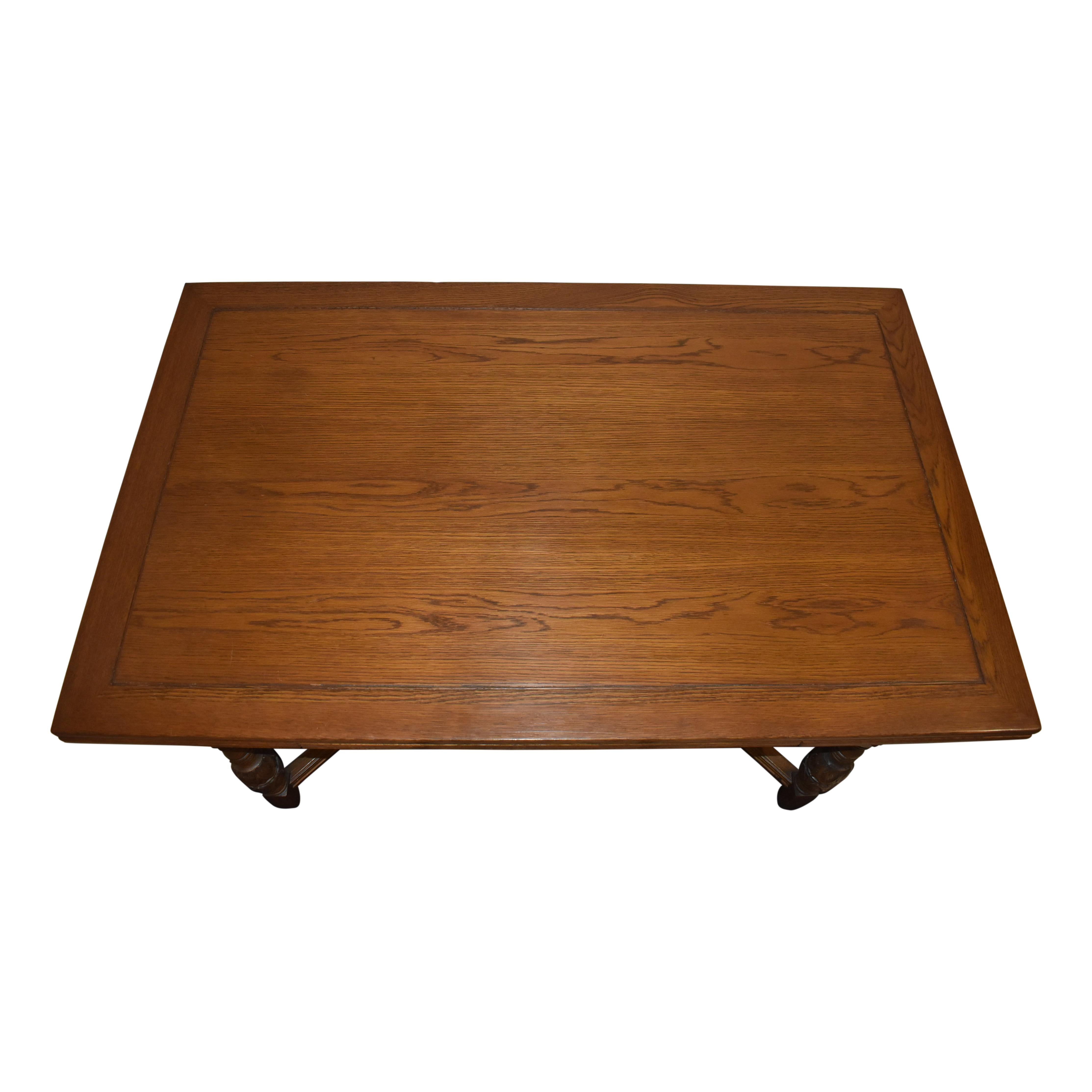 Set da pranzo di sette pezzi in Oak intagliato, di Rockford Chair & Funiture Company In condizioni buone in vendita a Evergreen, CO