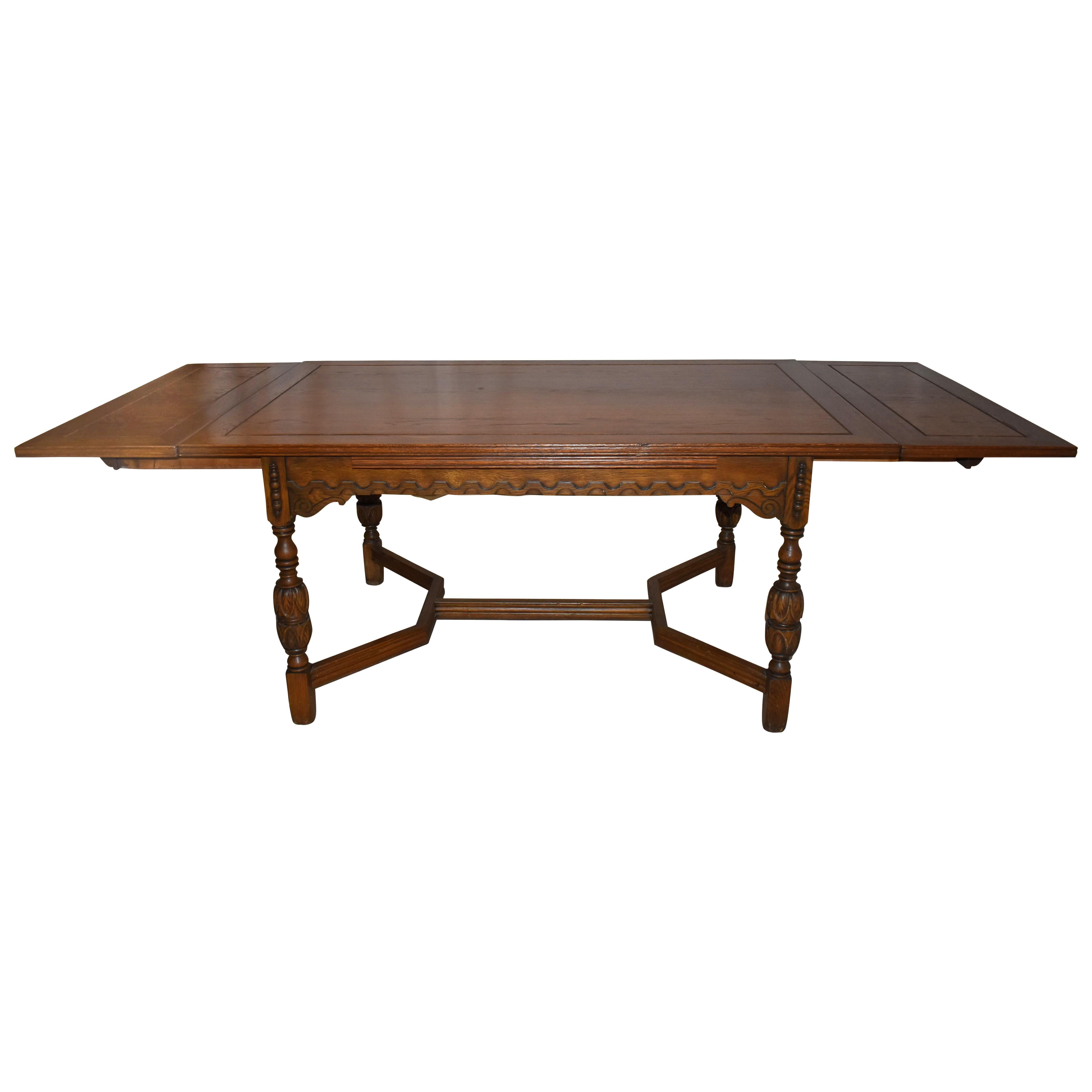 XX secolo Set da pranzo di sette pezzi in Oak intagliato, di Rockford Chair & Funiture Company in vendita