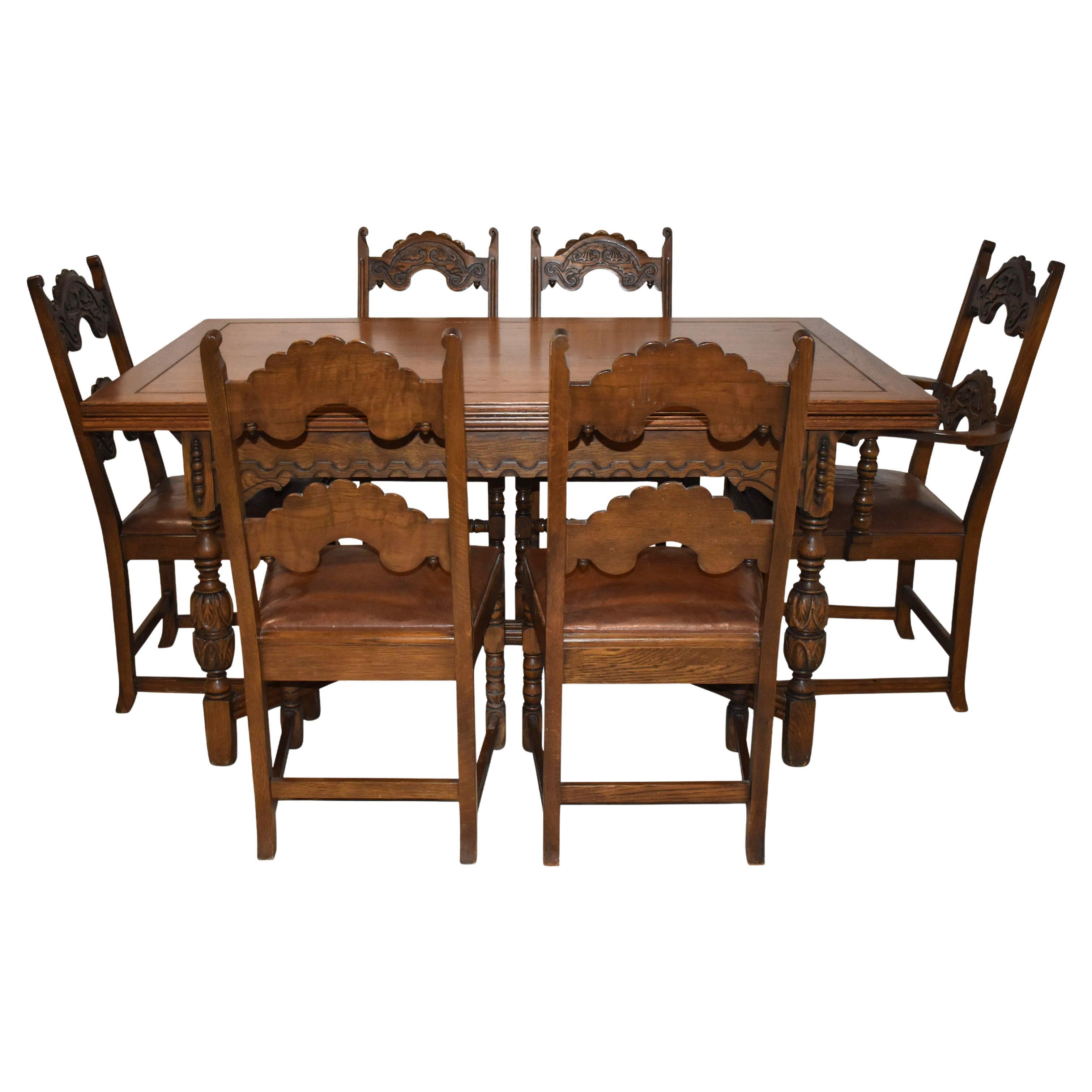 Set da pranzo di sette pezzi in Oak intagliato, di Rockford Chair & Funiture Company