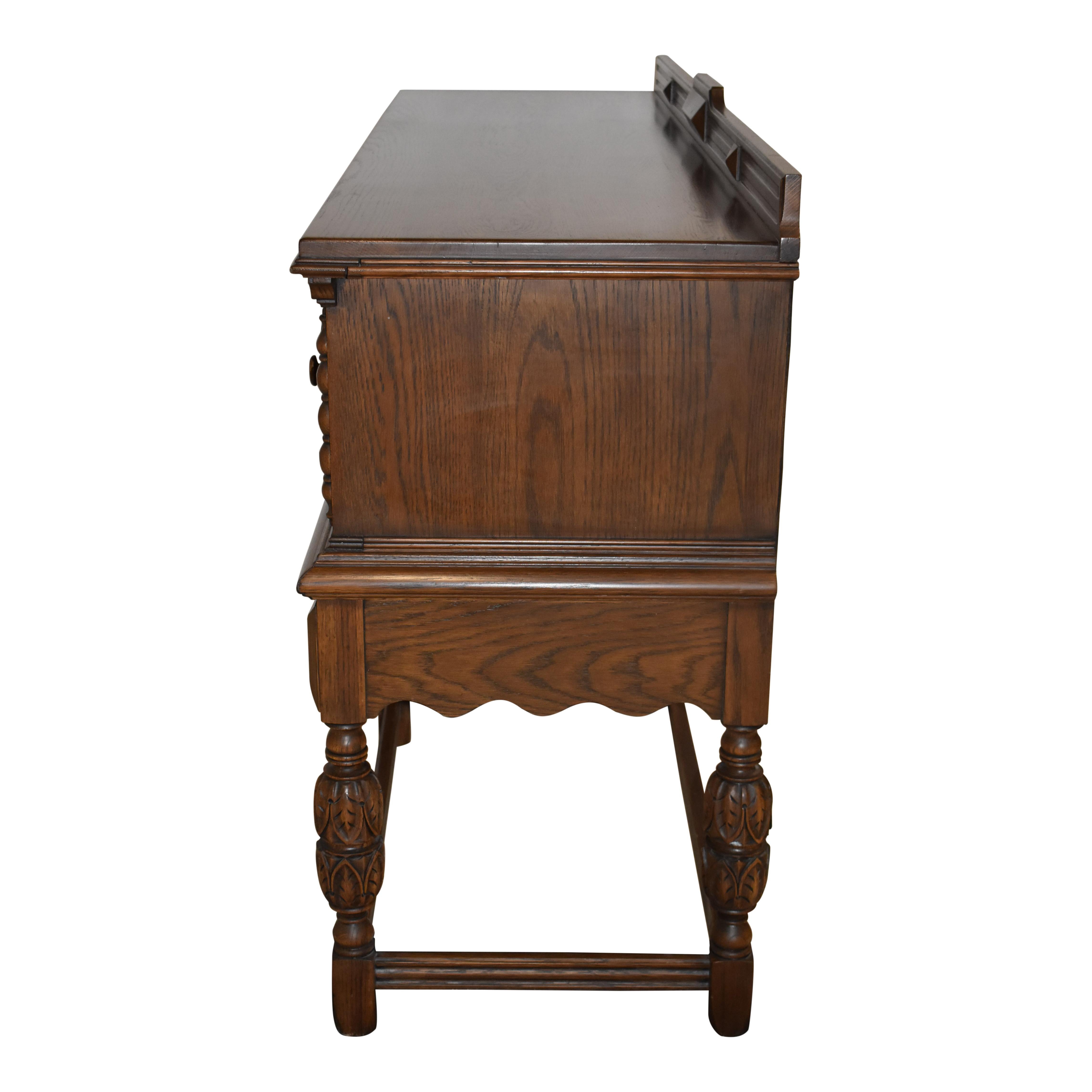 Sideboard aus Eiche geschnitzt, von Rockford Chair & Furniture Company (Geschnitzt) im Angebot