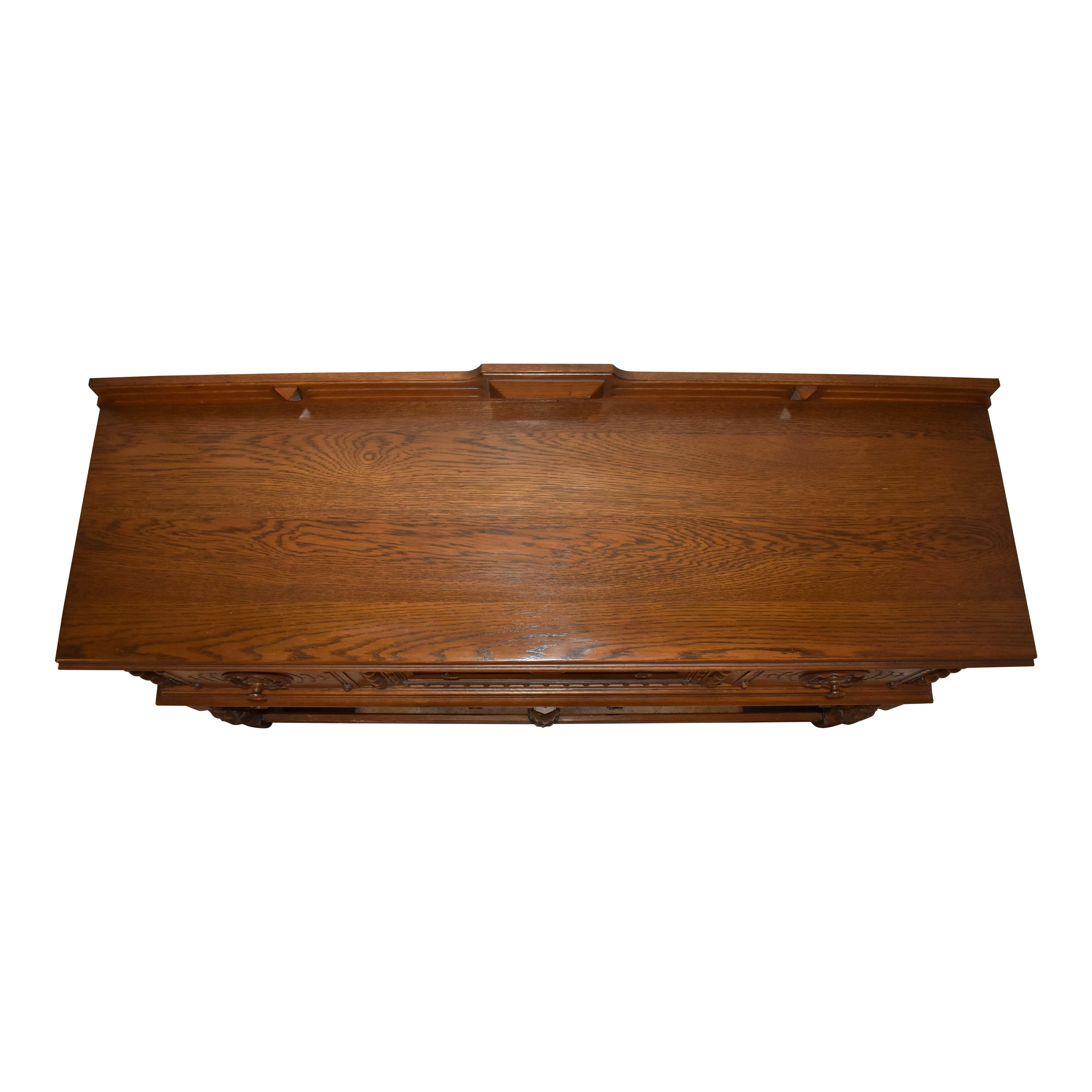 Sideboard aus Eiche geschnitzt, von Rockford Chair & Furniture Company im Zustand „Gut“ im Angebot in Evergreen, CO