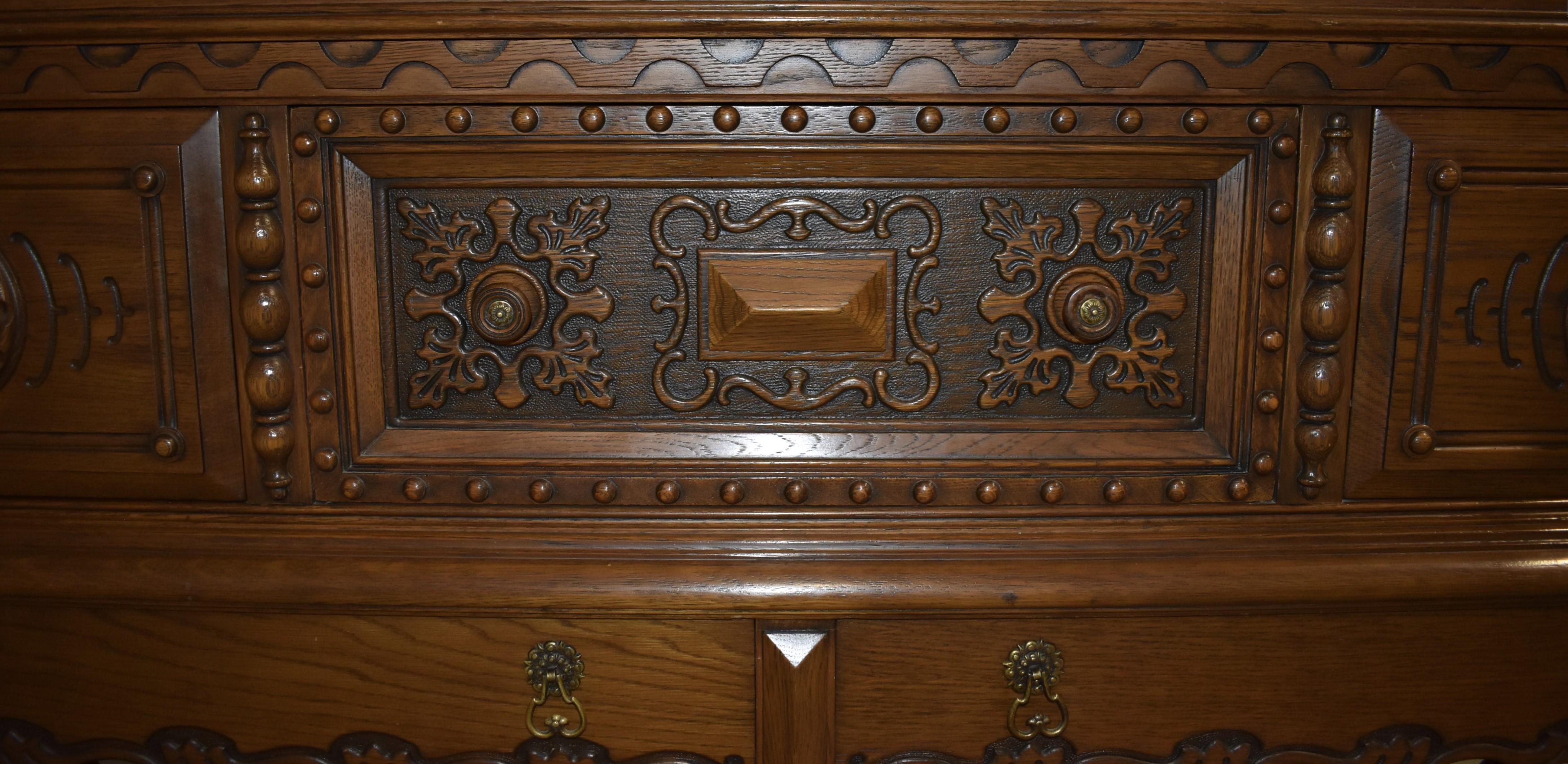 Sideboard aus Eiche geschnitzt, von Rockford Chair & Furniture Company (20. Jahrhundert) im Angebot