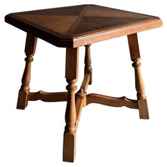 Table d'appoint carrée en chêne sculpté, Pays-Bas, années 1970