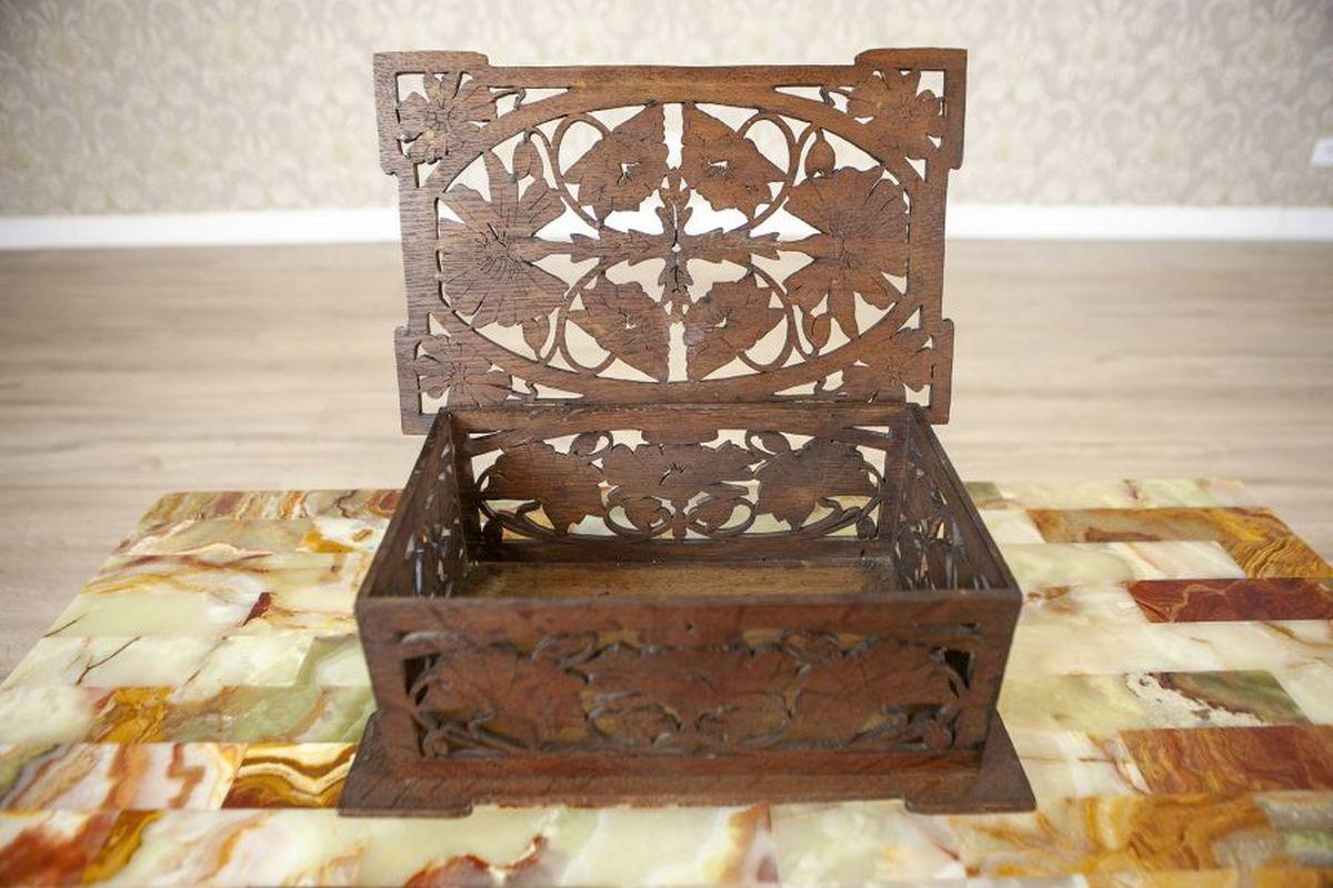 Carved Oak Trinket Box From the Early 20th Century

A small, richly carved, openwork box made of oak wood, adorned with floral motifs.
