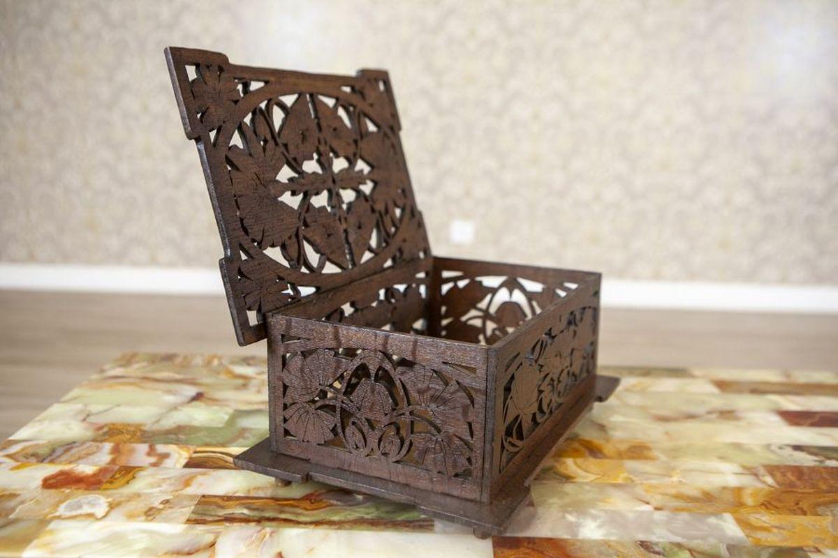Arts and Crafts Carved Oak Trinket Box From the Early 20th Century For Sale