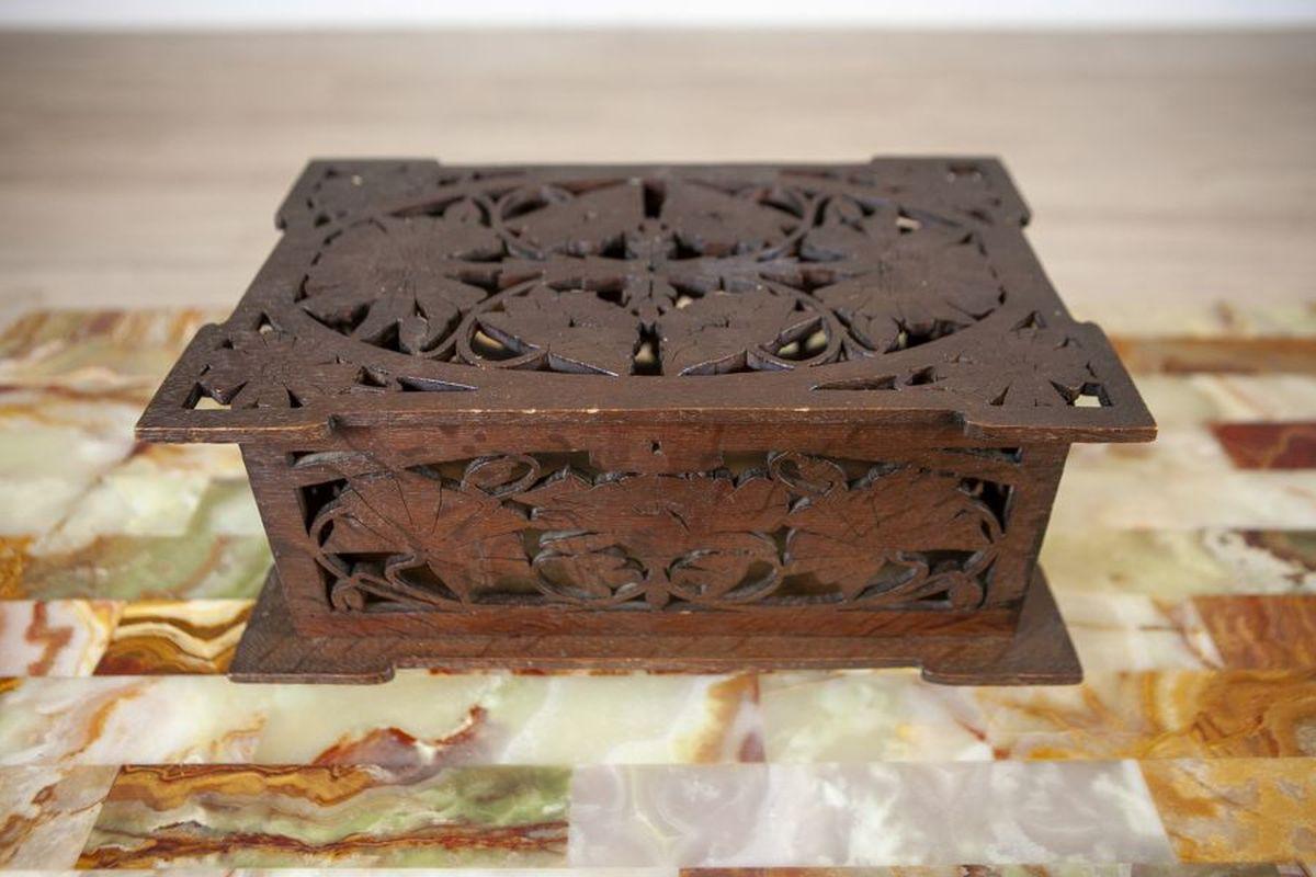 Carved Oak Trinket Box From the Early 20th Century In Good Condition For Sale In Opole, PL
