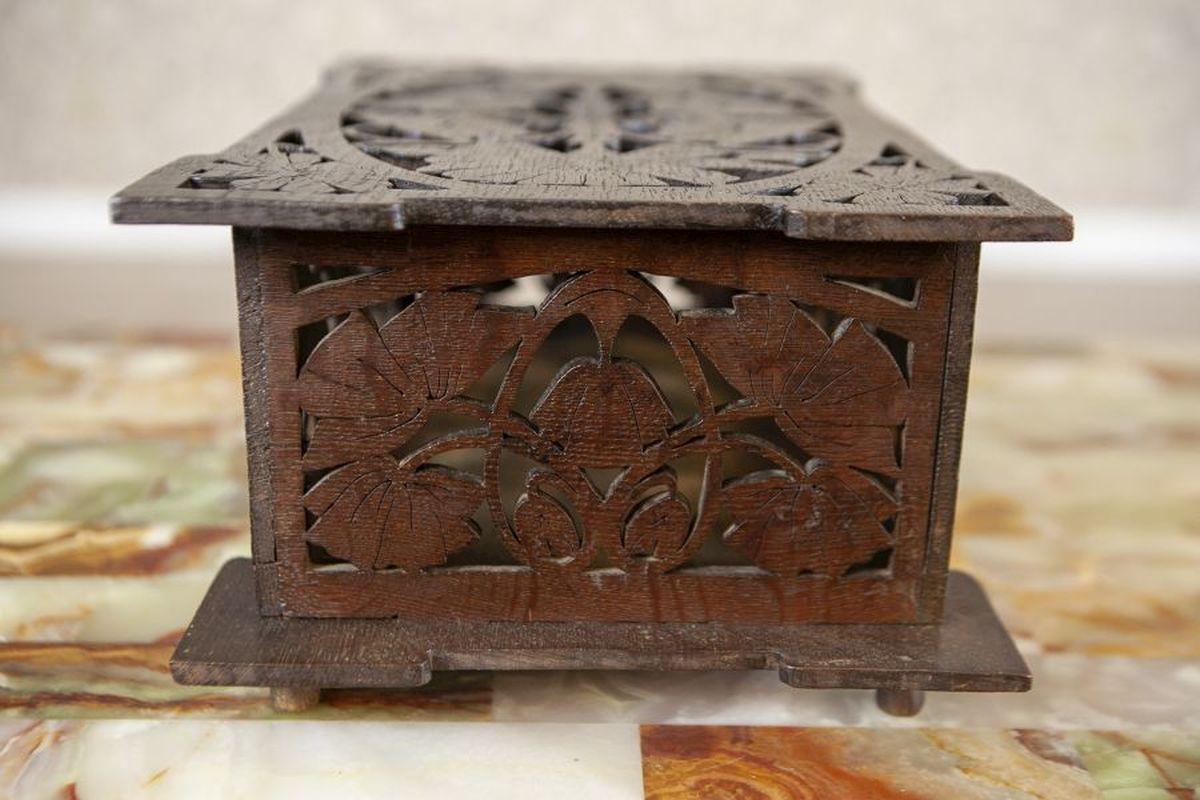 Carved Oak Trinket Box From the Early 20th Century For Sale 1