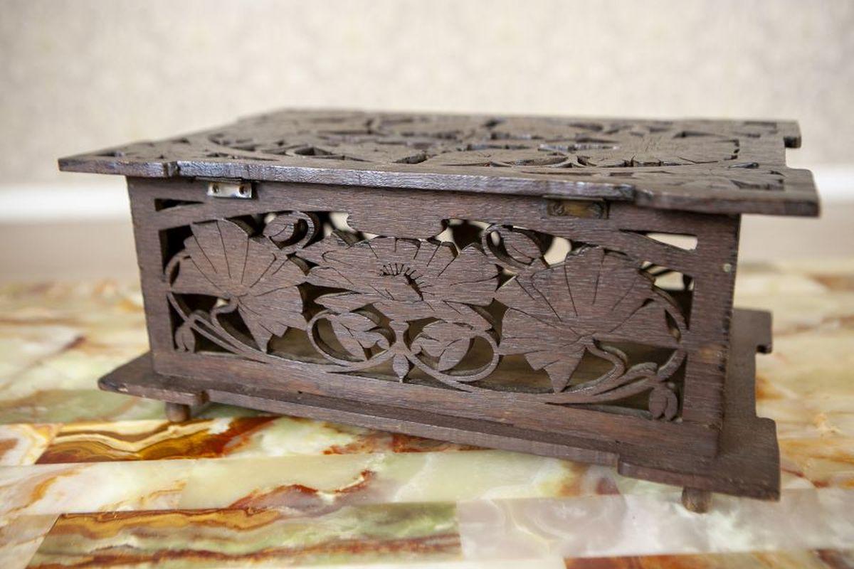 Carved Oak Trinket Box From the Early 20th Century For Sale 2