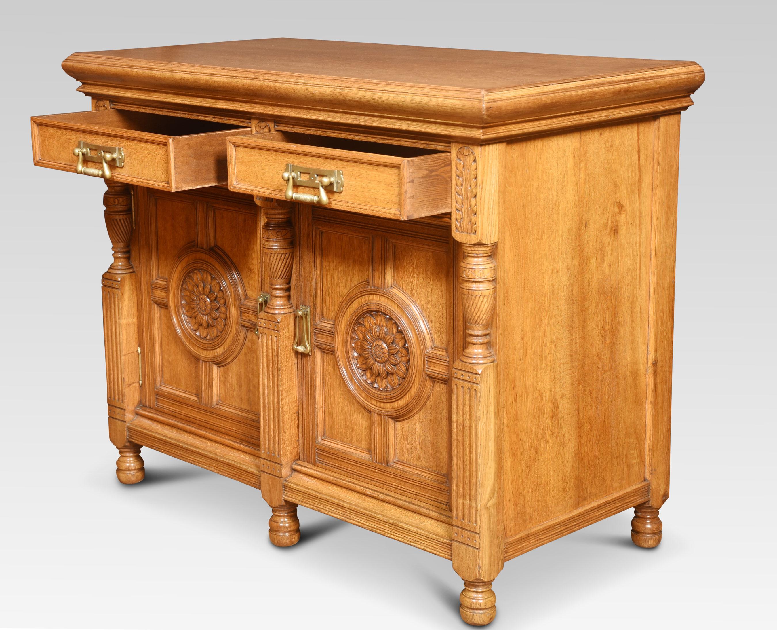 Credenza a due ante in rovere intagliato in vendita 4