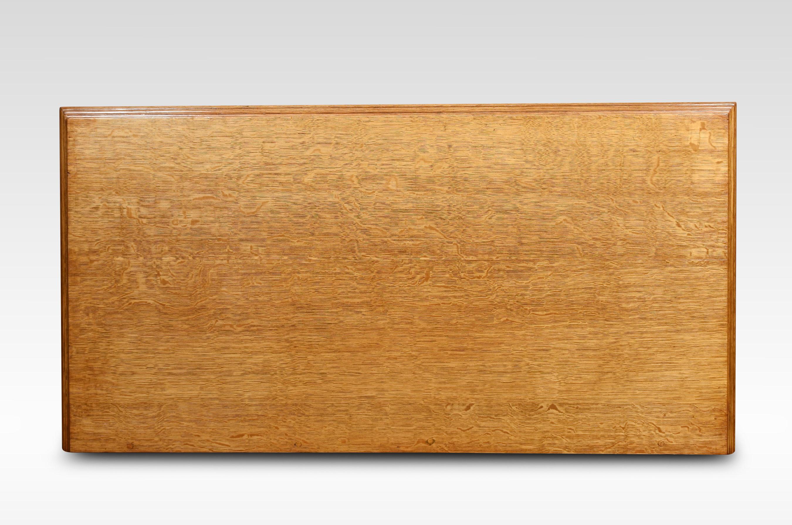 Zweitüriges Sideboard aus geschnitzter Eiche im Angebot 5