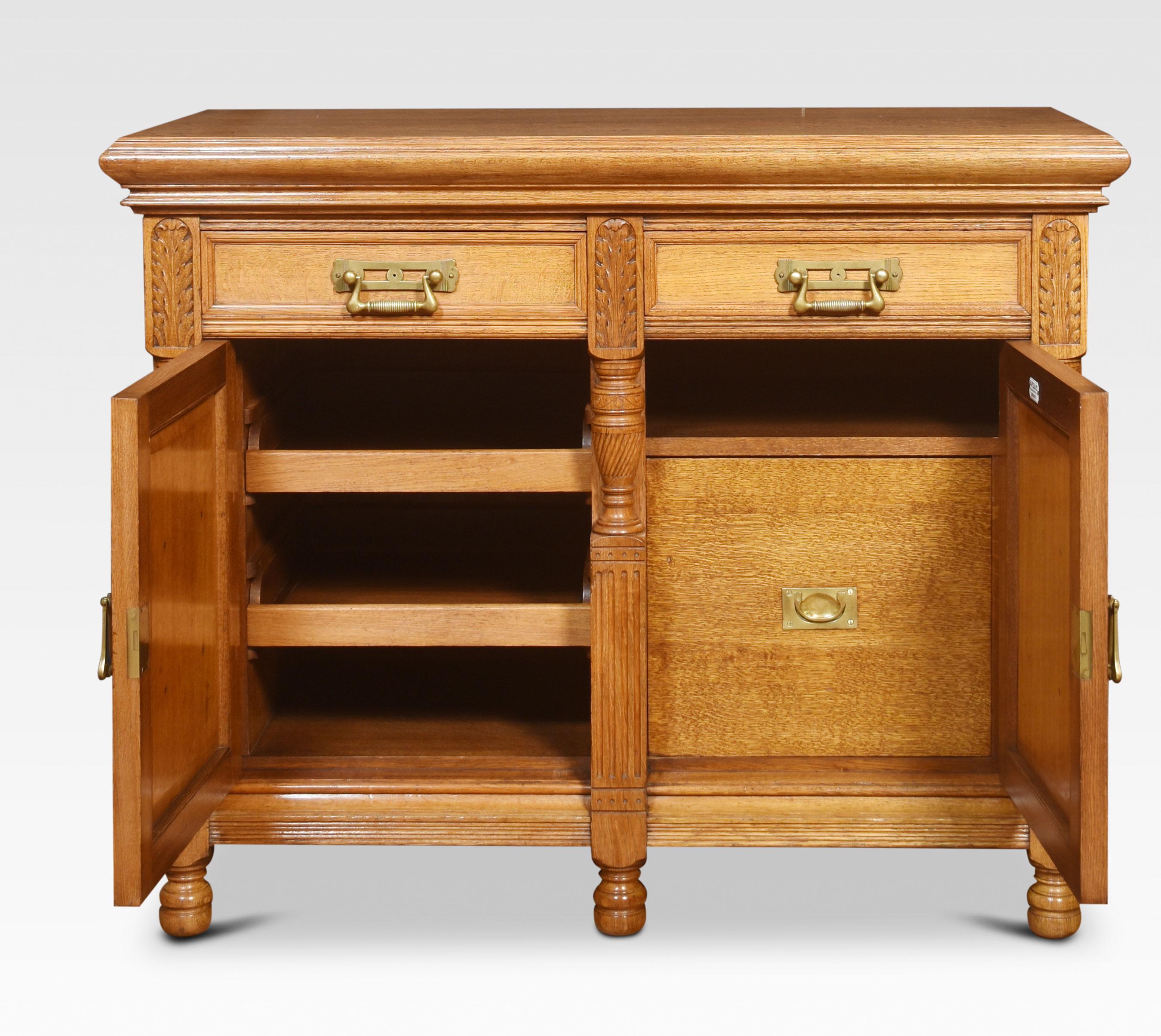Credenza a due ante in rovere intagliato In condizioni buone in vendita a Cheshire, GB