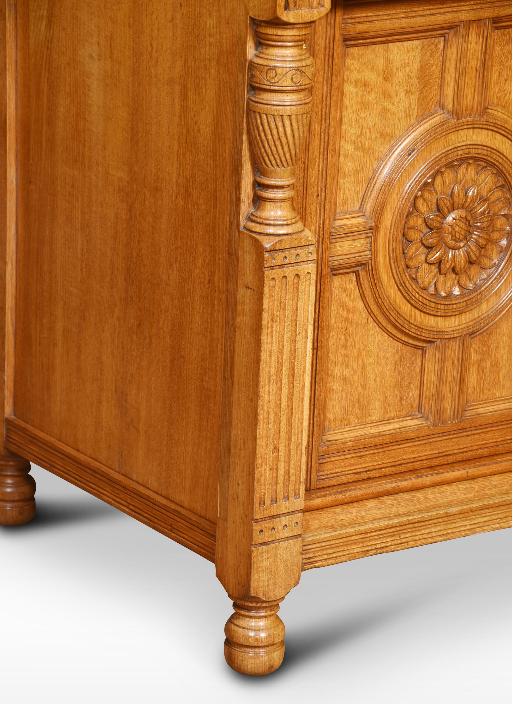 Credenza a due ante in rovere intagliato in vendita 2