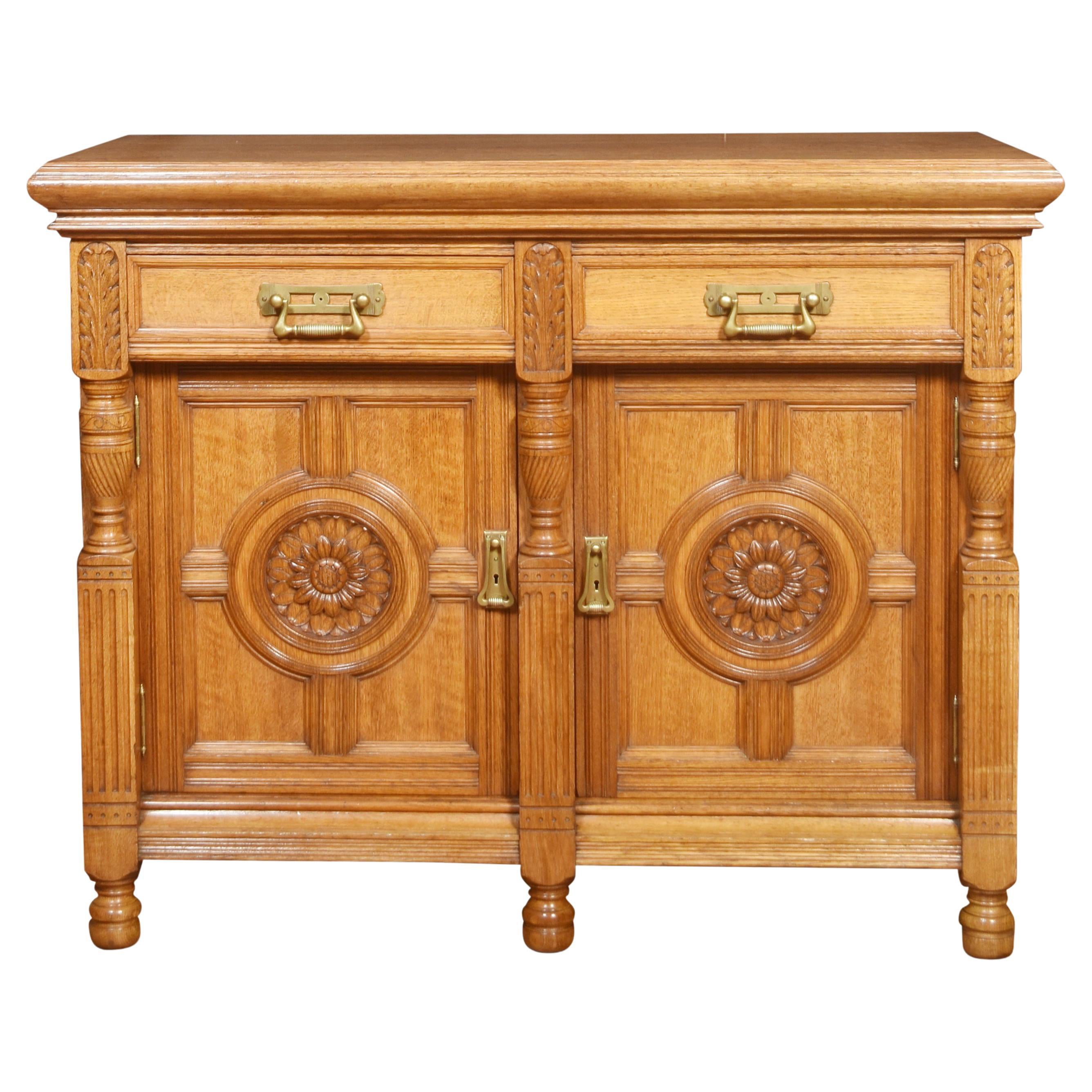 Zweitüriges Sideboard aus geschnitzter Eiche im Angebot