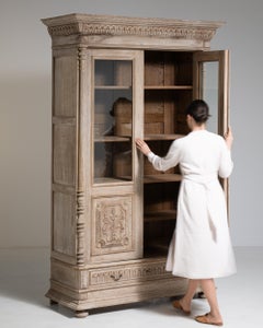 Vetrina da esposizione antica francese in rovere intagliato, 1880 circa
