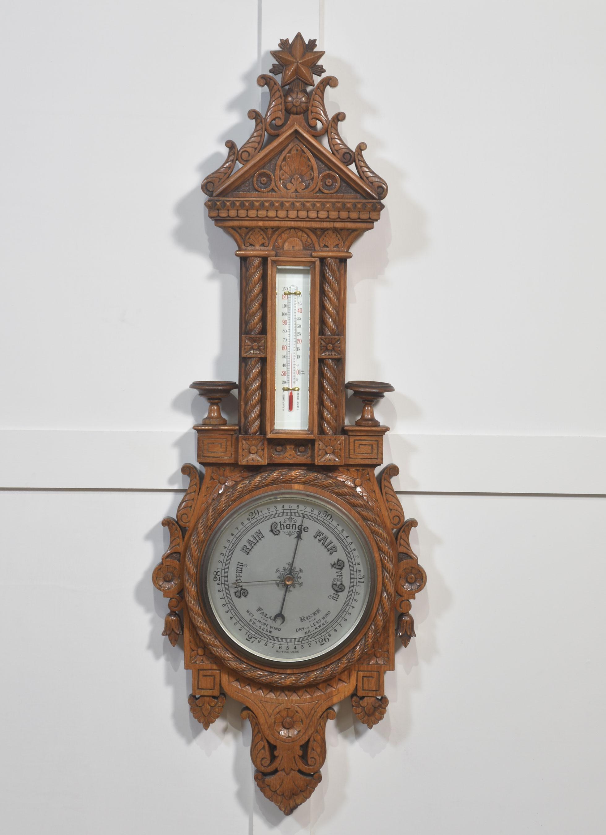Baromètre en chêne sculpté, le cadre en forme de chêne sculpté avec un thermomètre rectangulaire entouré de verre. Au-dessus du cadran argenté, la lunette argentée est flanquée d'un décor sculpté en forme de volutes.
Dimensions
Hauteur 37,5