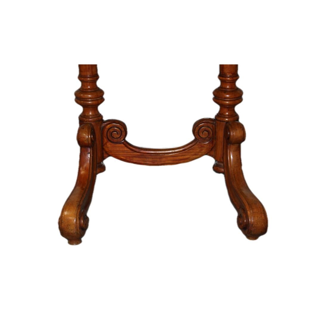 C. 19. Jahrhundert

Geschnitzter, länglicher Tisch mit handgeschnitztem, gedrechseltem Sockel.