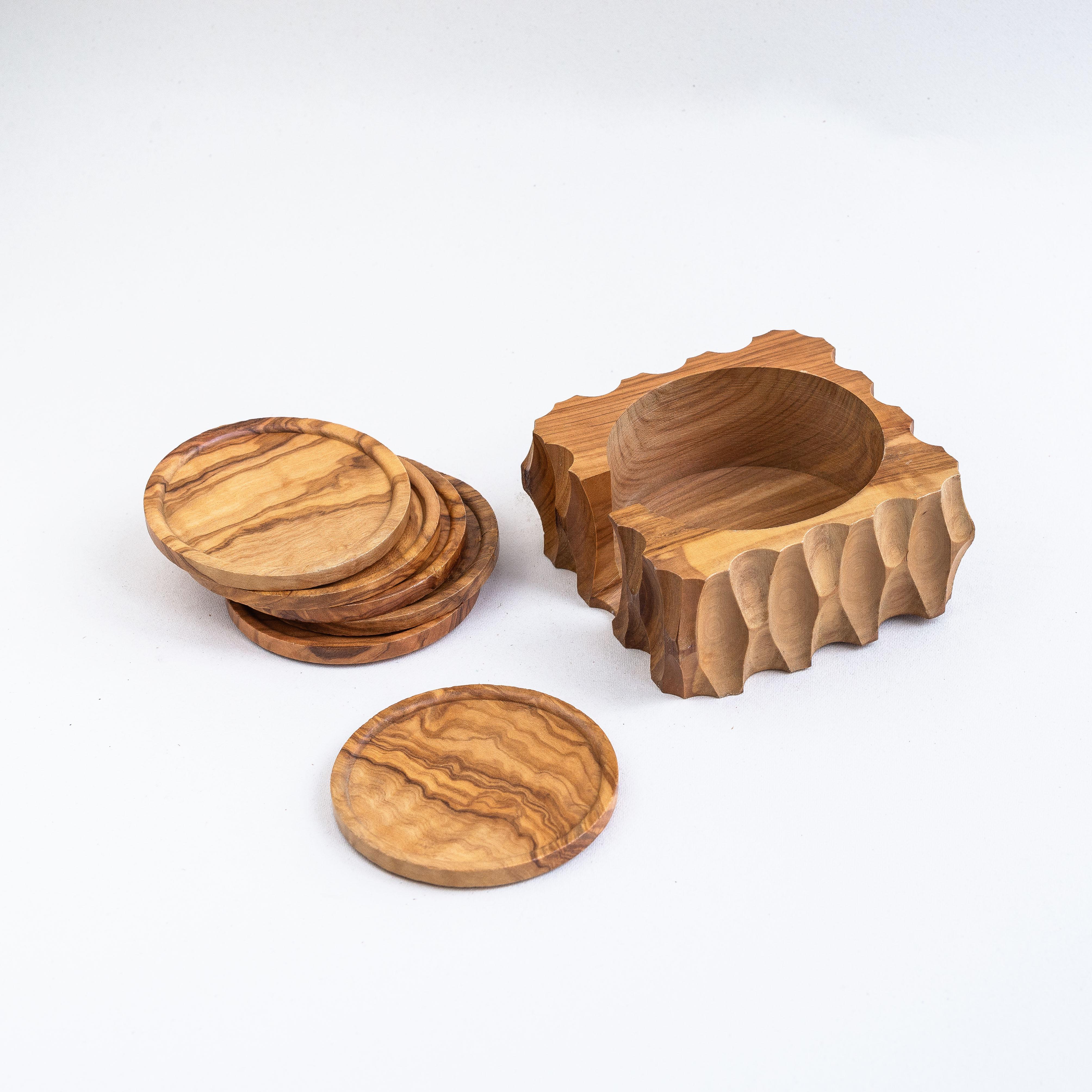 Set di sottobicchieri in legno d'olivo intagliato, proveniente dalla Francia, CIRCA 1970.

Raro set di 6 sottobicchieri e relativa scatola di conservazione sgorbiata.

Il set è intagliato a mano in un bellissimo legno di ulivo.

La lavorazione del