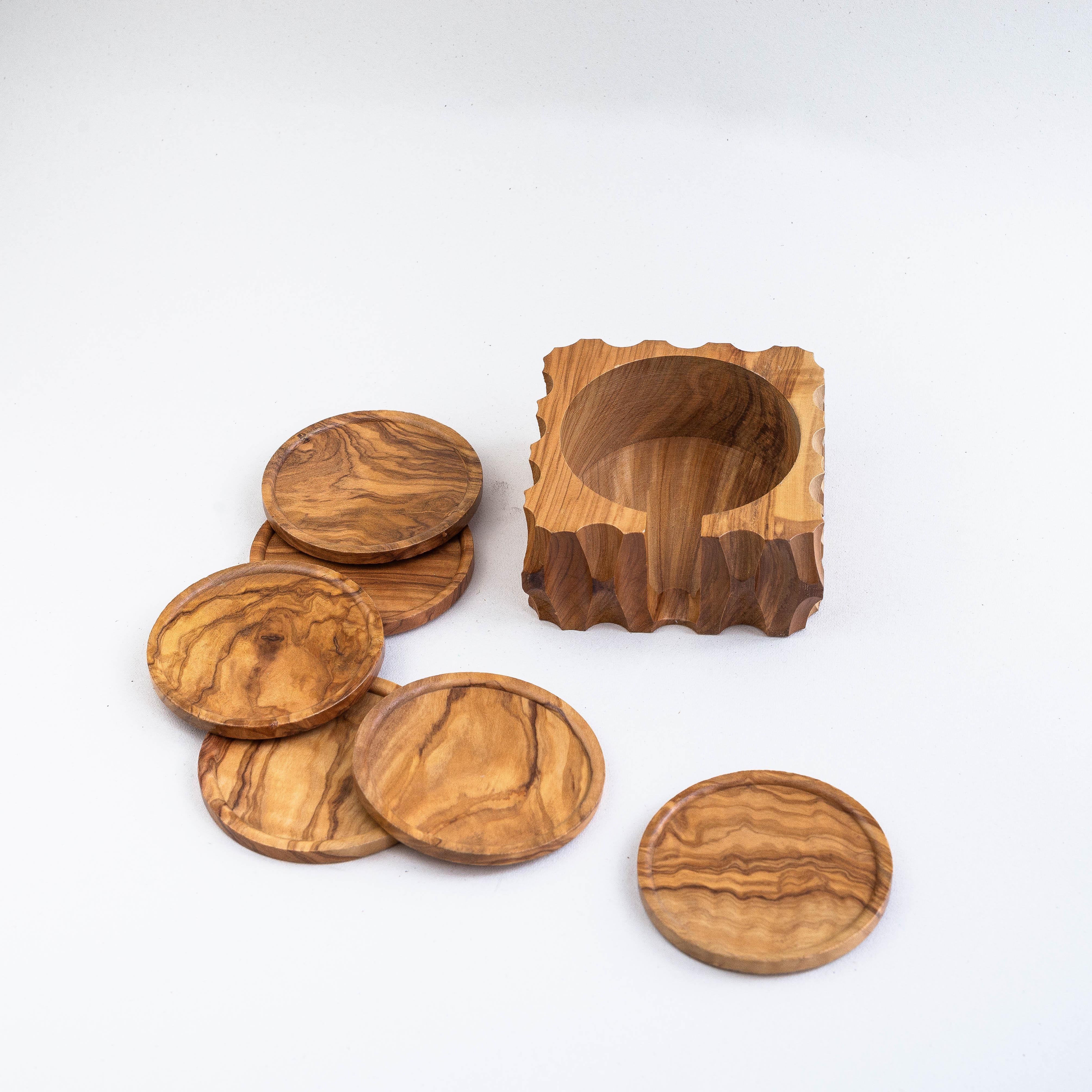 Intagliato Set di sottobicchieri in legno d'ulivo intagliato, design modernista, Francia anni '70 in vendita