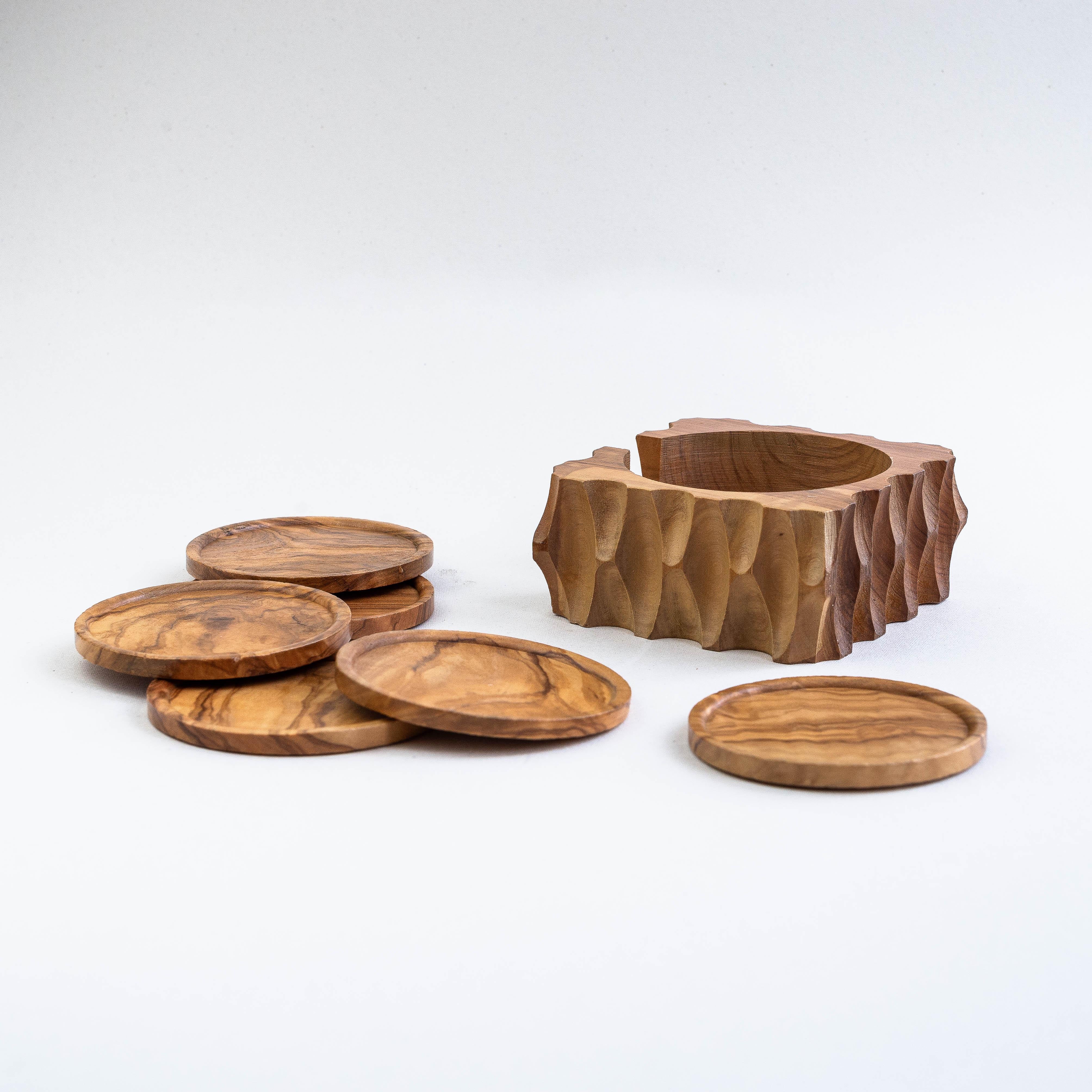 Set di sottobicchieri in legno d'ulivo intagliato, design modernista, Francia anni '70 in vendita 1