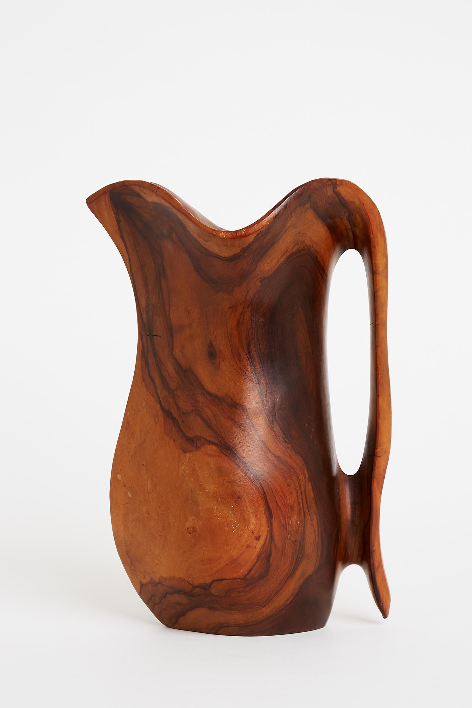 Une cruche en bois d'olivier sculpté. 
France:: troisième quart du XXe siècle.