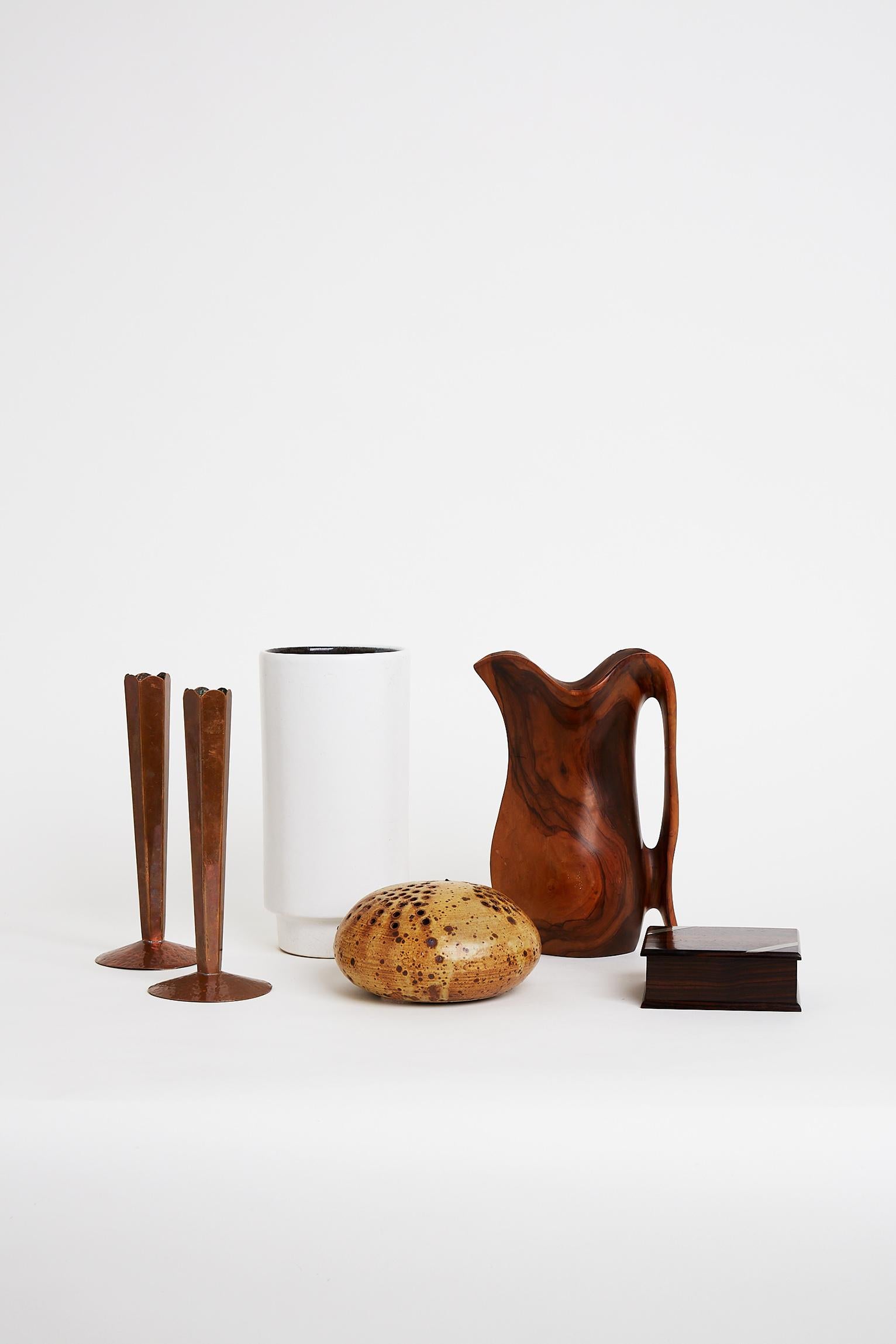 20ième siècle Pichet en bois d'olivier sculpté