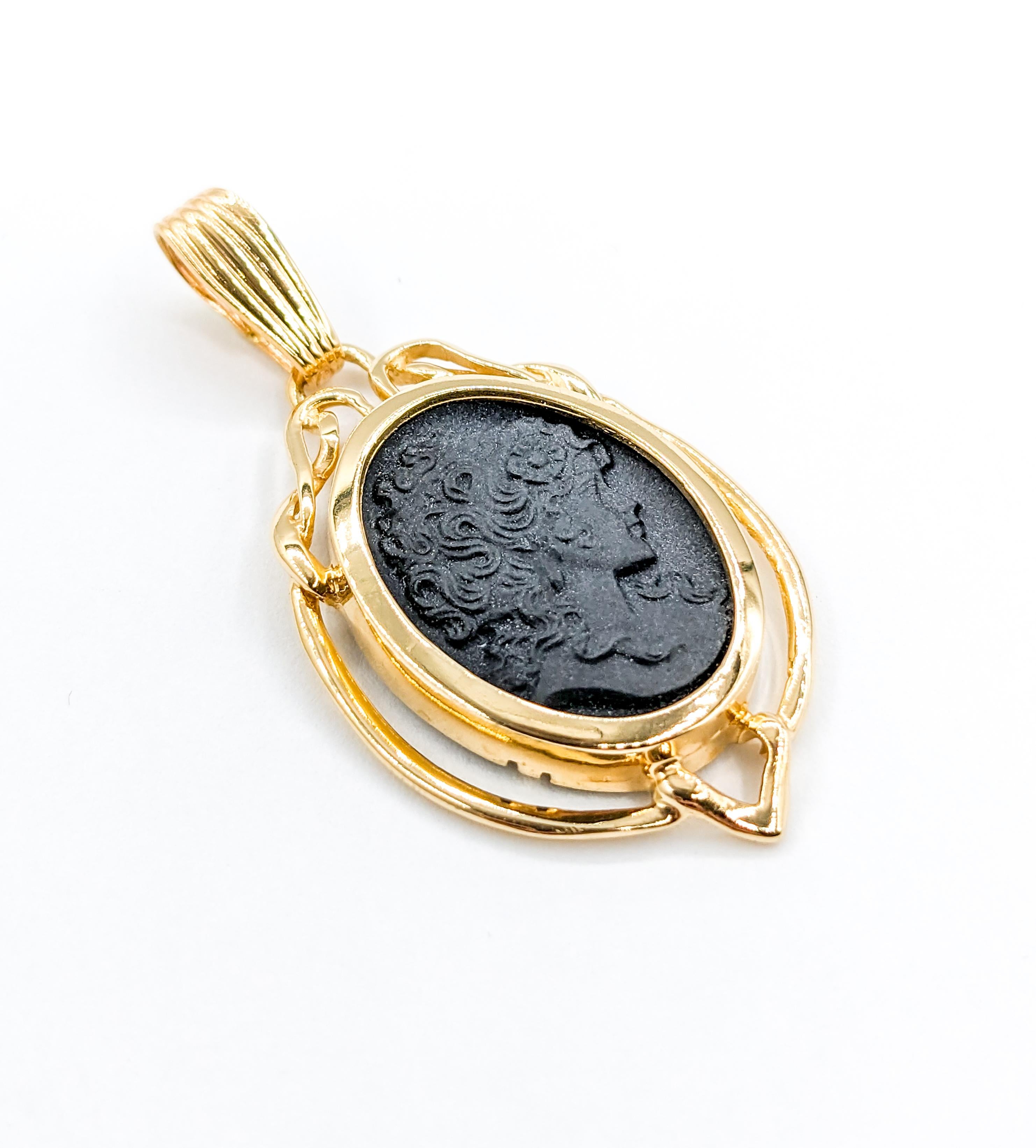  Carved Onyx Cameo Pendant Yellow Gold In New Condition In Bloomington, MN