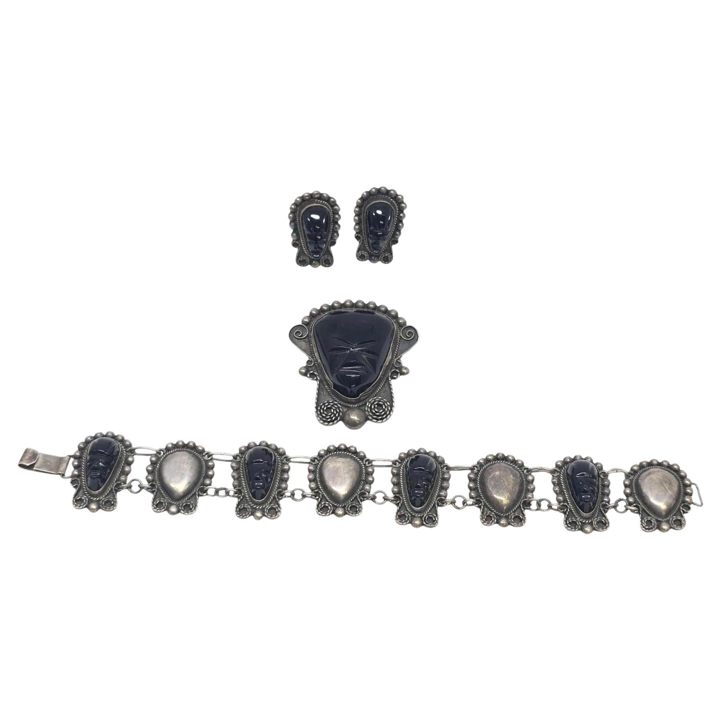 Onyx Gesicht geschnitzt Sterling Silber Mexiko Armband, Pin, ClipOn Ohrringe Set 22837 im Angebot
