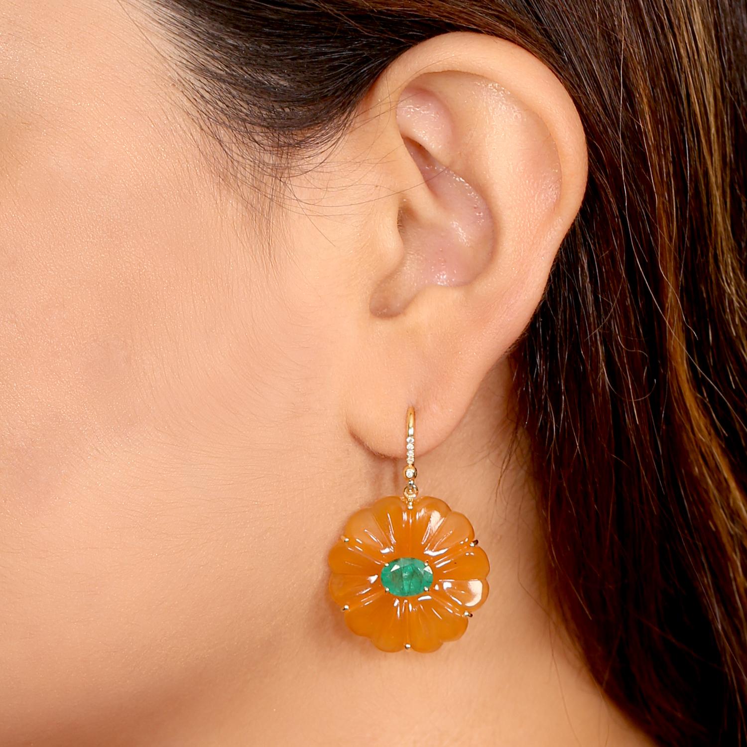 18KT:2.539g,
Diamant:0,05ct, 
Smaragd:2,31ct,
Onyx:33,78ct,