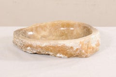 Geschnitztes Onyx-Waschbecken mit naturbelassener Kante, cremefarben und beige, Naturstein