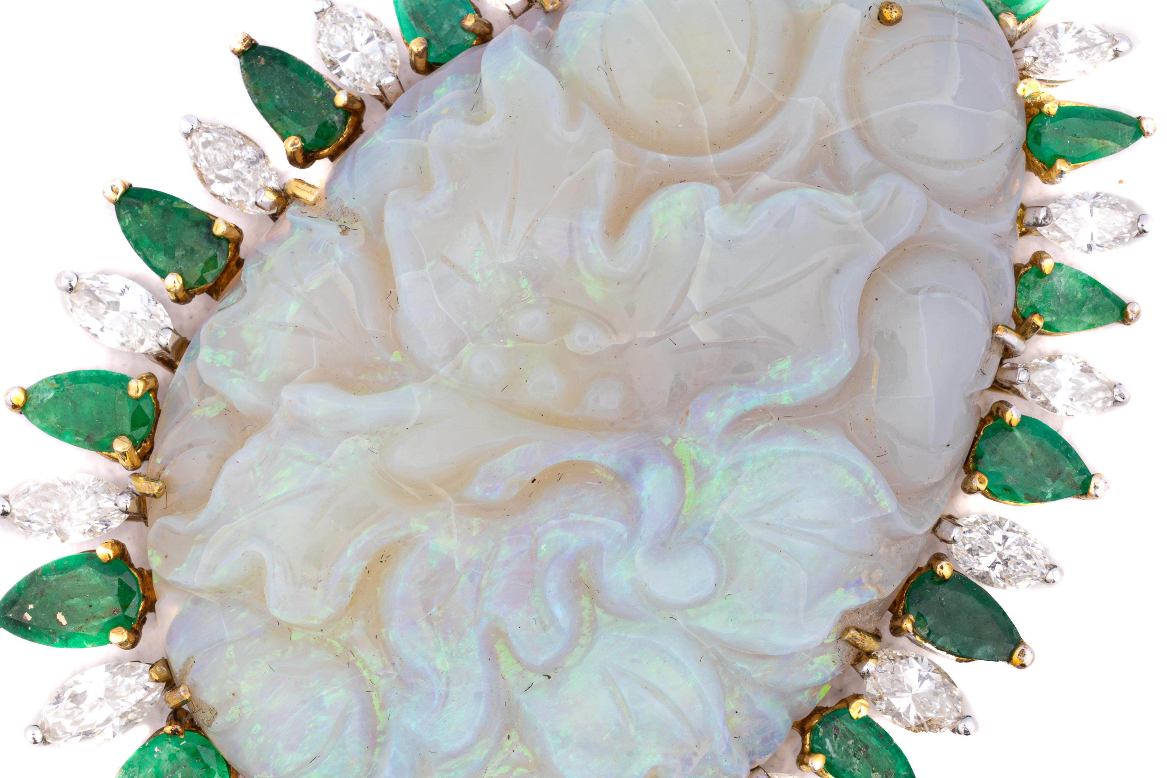 Spilla a raggiera con smeraldo e diamante Opale intagliato

Descrizione:
Questa audace spilla è incentrata su un grande opale intagliato con motivi floreali vorticosi, che mostrano lampi iridescenti di verde, lavanda e blu tenue. L'opale è