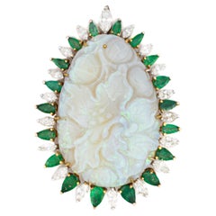 Halo-Brosche mit geschnitztem Opal, Smaragd und Diamant
