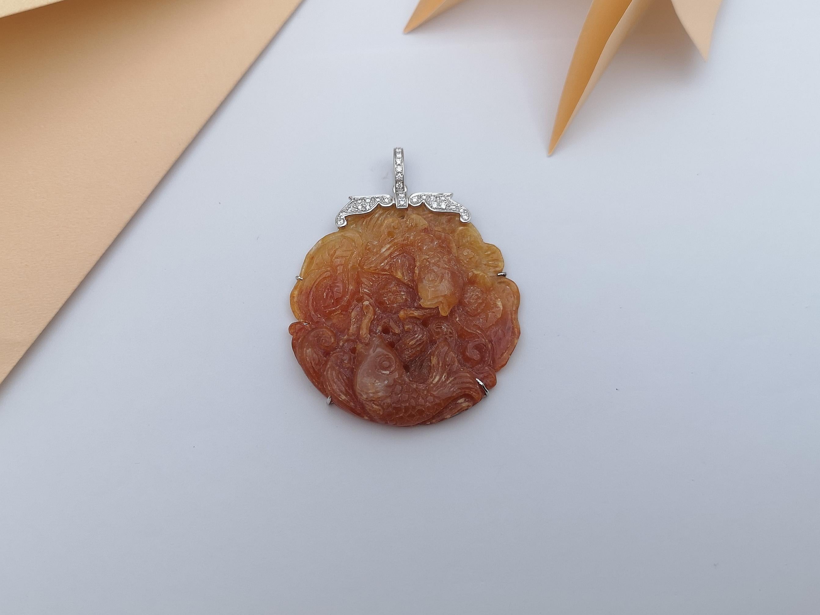 Taglio misto Ciondolo di giada arancione intagliata con diamanti incastonati in oro bianco 18 carati in vendita