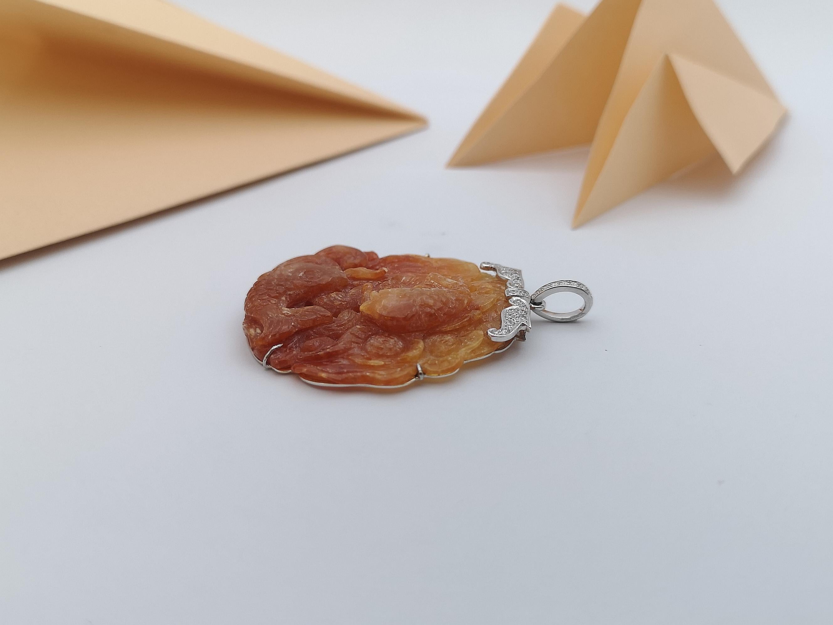 da uomo o donna Ciondolo di giada arancione intagliata con diamanti incastonati in oro bianco 18 carati in vendita