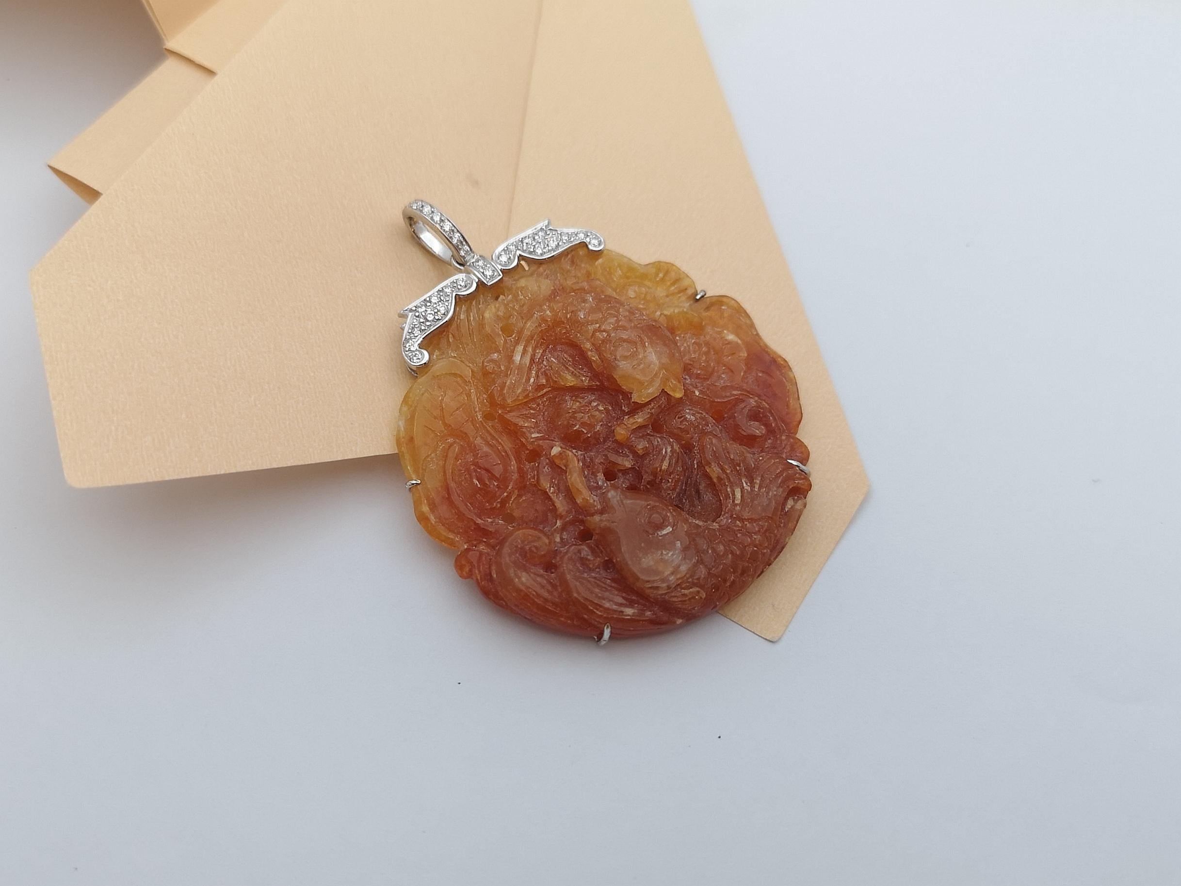 Ciondolo di giada arancione intagliata con diamanti incastonati in oro bianco 18 carati in vendita 2