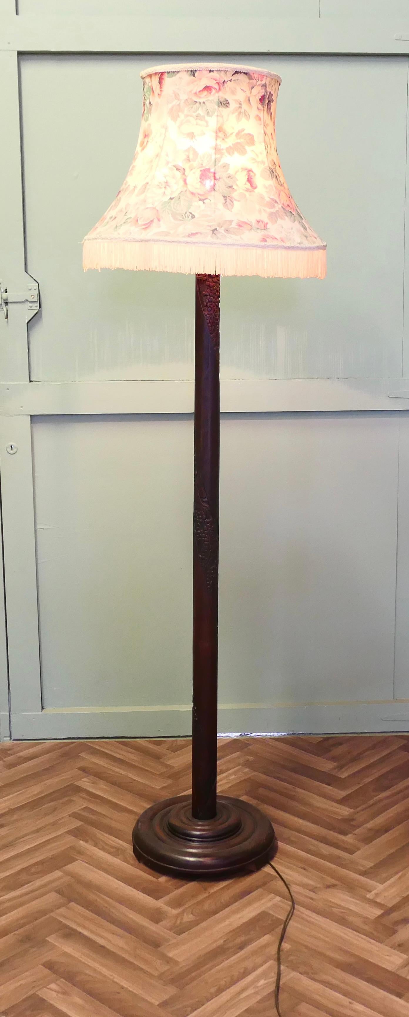 Geschnitzte Stehlampe im orientalischen Stil, Stehlampe

Die zylindrische Mittelsäule ist geschnitzt und steht auf einem gedrechselten klobigen Holzsockel, sie ist in gutem Zustand, die Verdrahtung ist gut, dies ist eine sehr feine Qualität Lampe