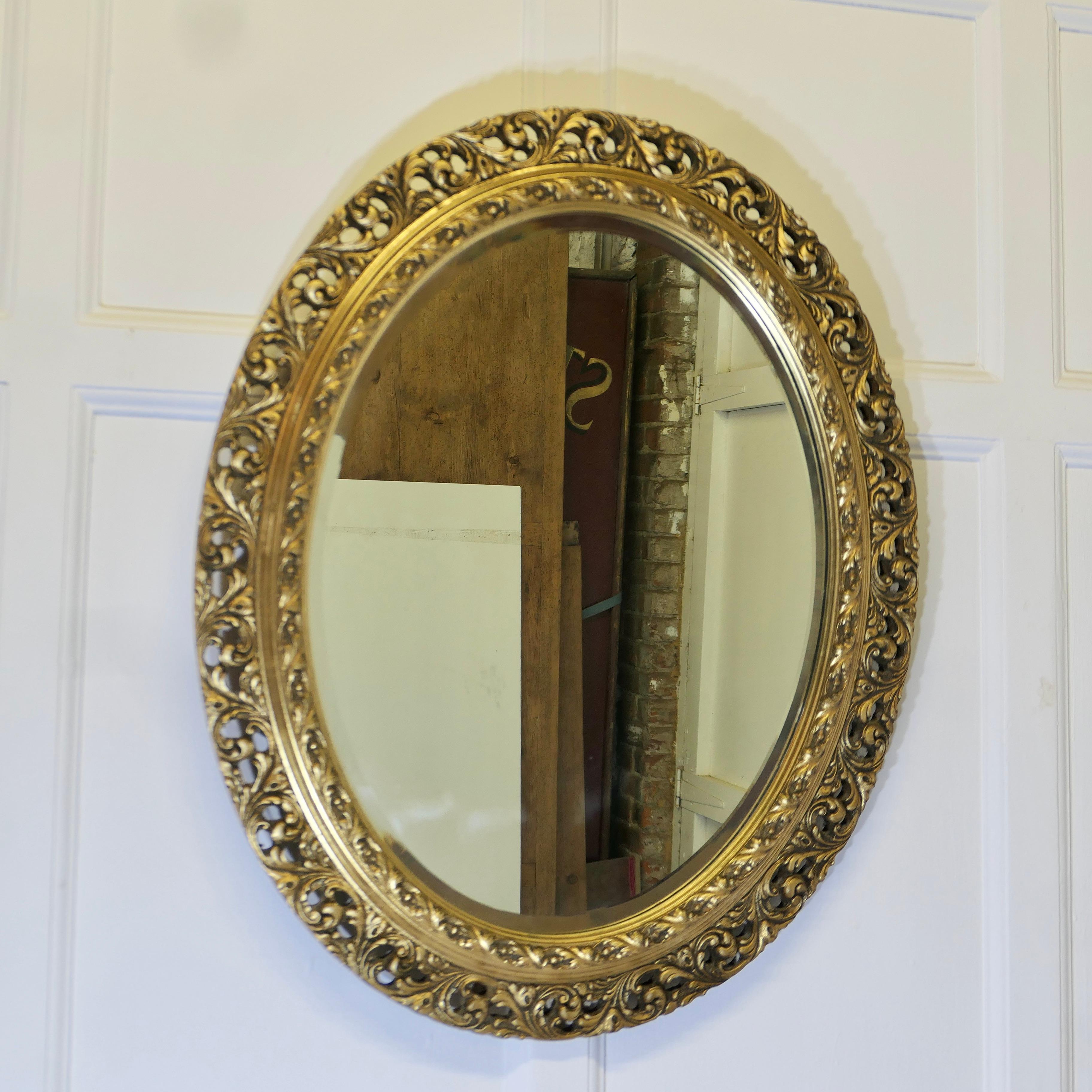 Miroir mural ovale sculpté et doré 


Il s'agit d'un très beau miroir avec un cadre doré de 4
