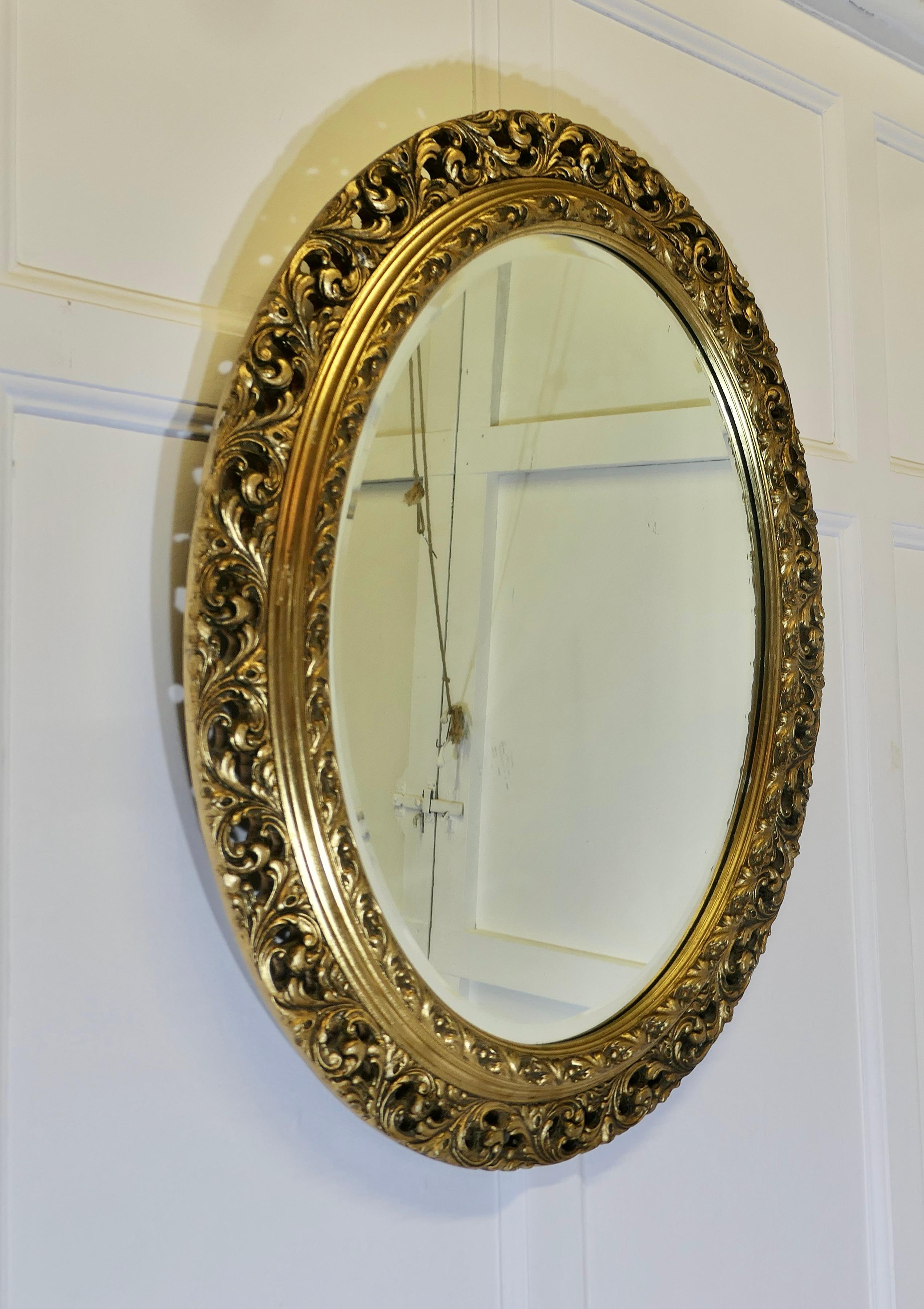 Miroir mural ovale sculpté et doré    C'est un miroir très attrayant Bon état - En vente à Godshill, Isle of Wight