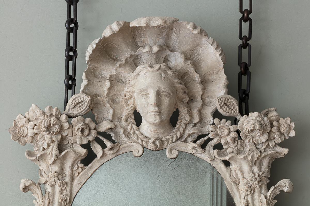 Specchio ovale intagliato della metà del XVIII secolo

Scolpita in modo esteso e sicuro, con una maschera di Venere centrale di forma generosa con una grande conchiglia a smerlo, con abbondante intaglio fogliare che incorpora fiori, acanto e