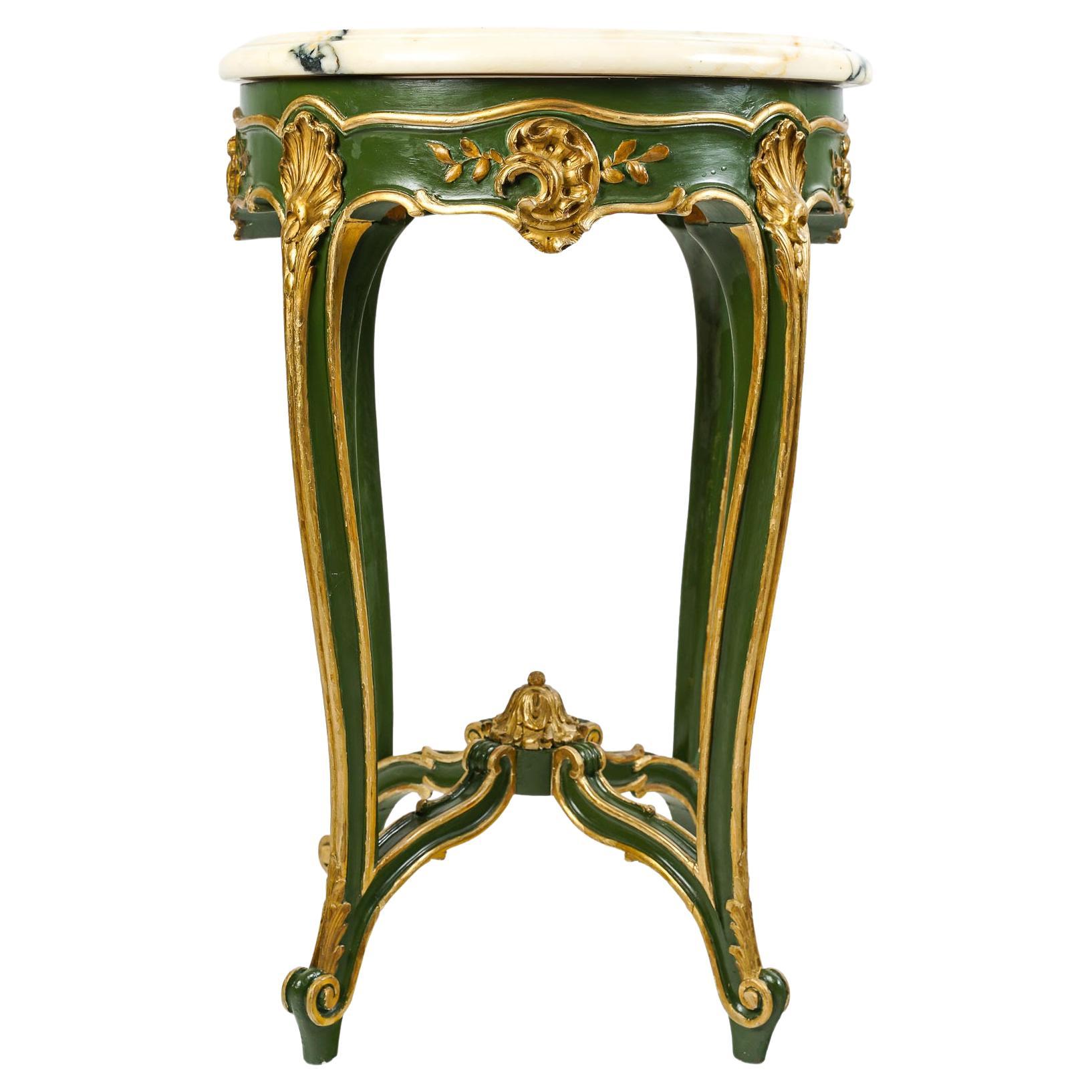 Geschnitzter, bemalter und vergoldeter Holzsockeltisch im Louis-XV-Stil.